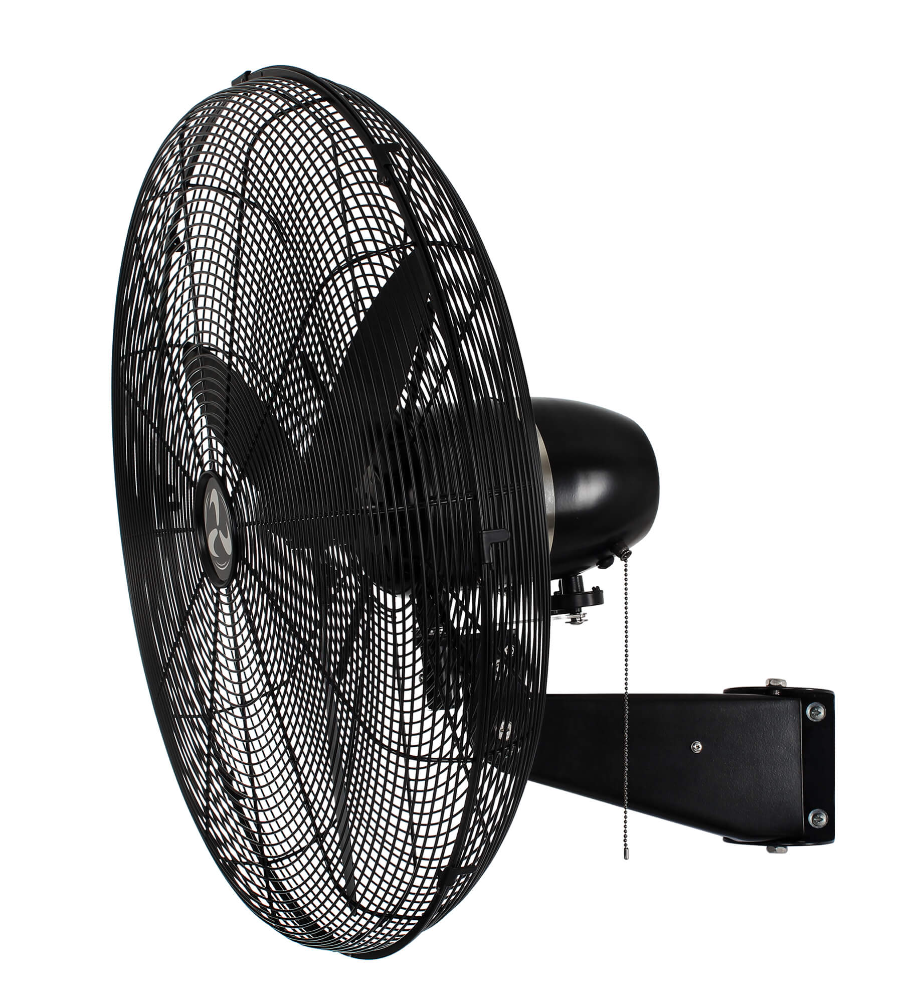 Schwarzer Wandventilator mit Schutzgitter. Schwarzes Motorgehäuse. Weißer Hintergrund.