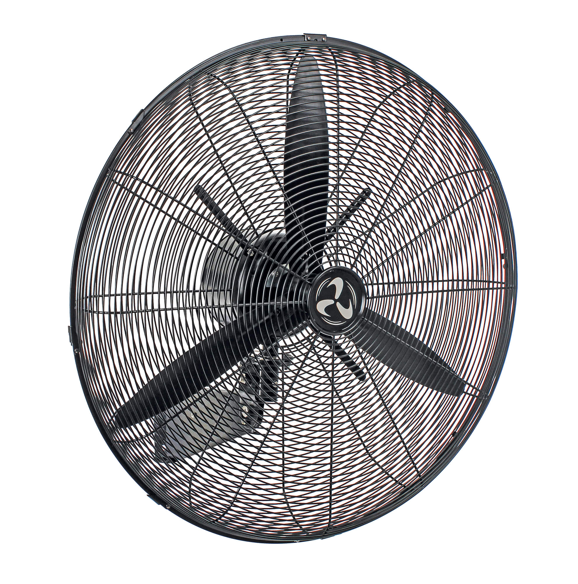 Schwarzer Ventilator mit drei Flügeln und Metallgitterabdeckung. Der Ventilator steht vor weißem Hintergrund.