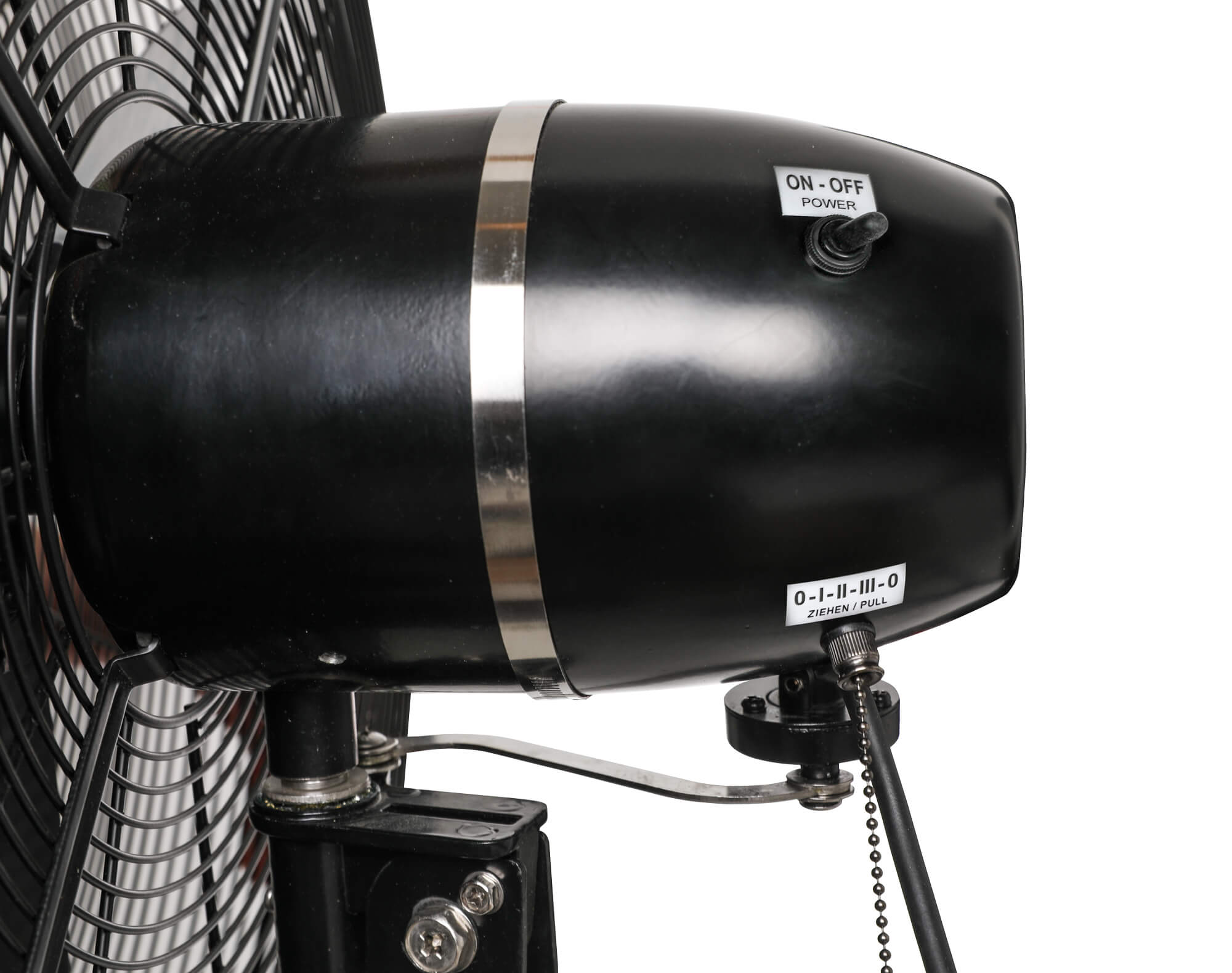 Schwarzer Lüftermotor mit Ein/Aus-Schalter und Geschwindigkeitsreglern. Nahansicht.