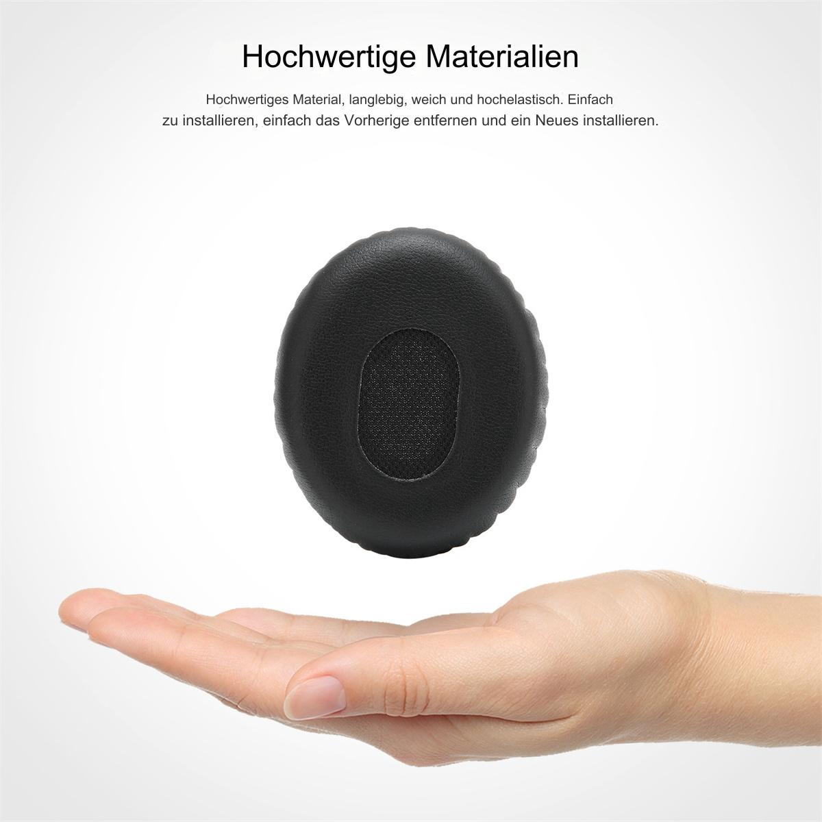 Schwarzes Ohrpolster in einer Hand, vor einem Text. Hochwertige Materialien.