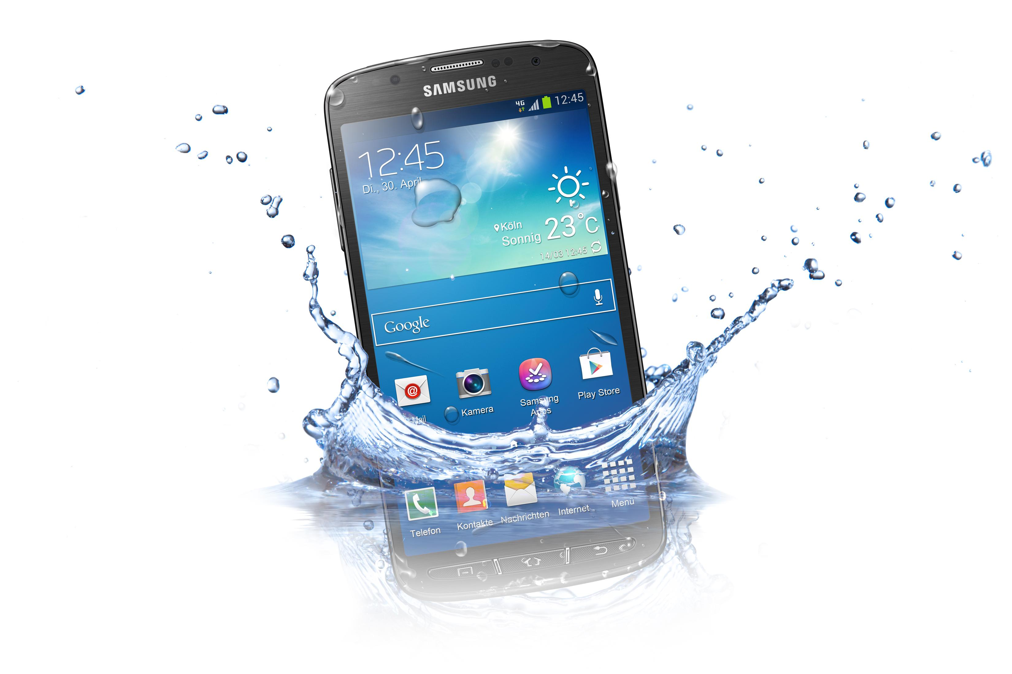 Ein Samsung-Handy spritzt ins Wasser. Tropfen und Reflexion sind sichtbar. Weißer Hintergrund.