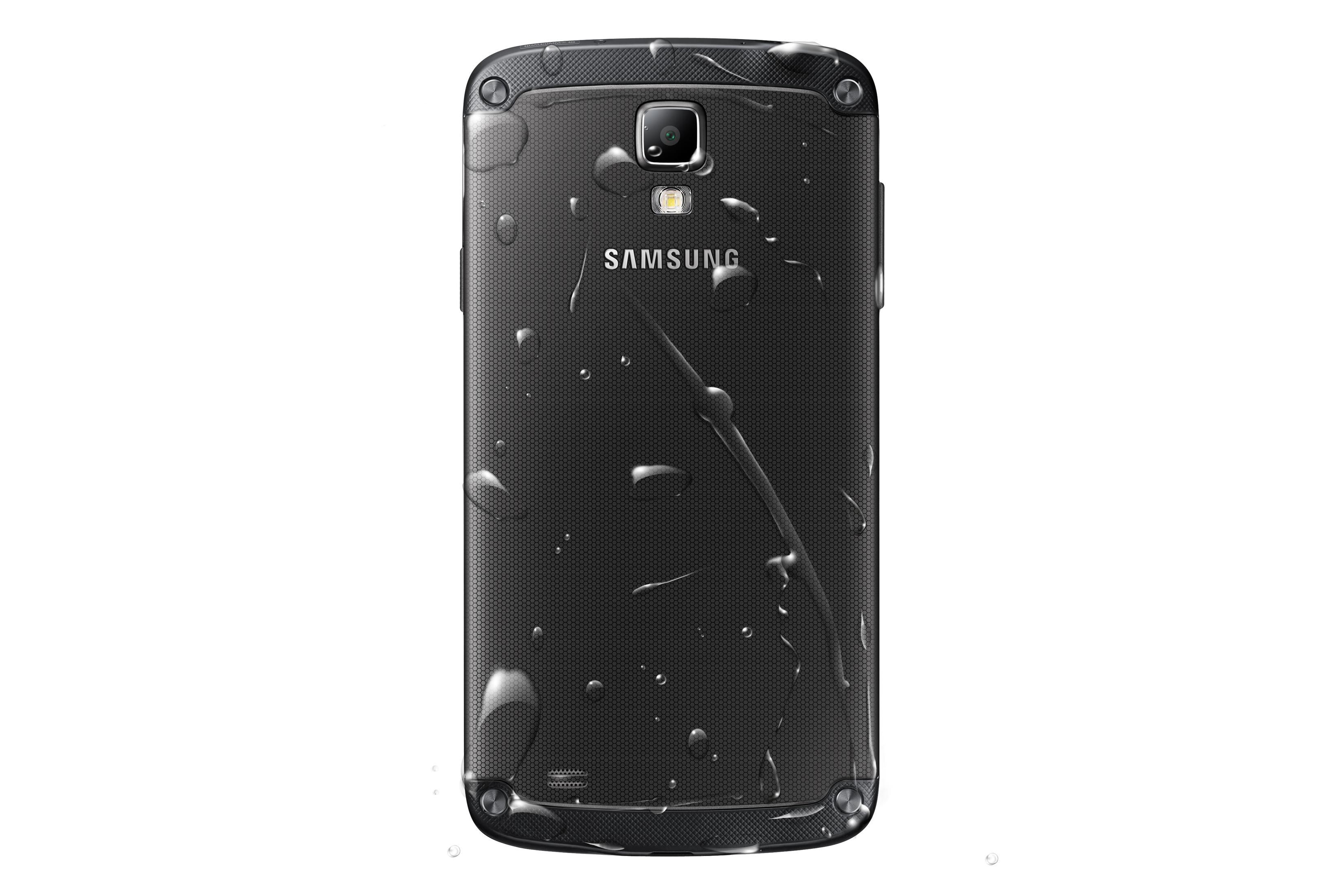 Ein schwarzes Samsung-Telefon mit Wassertropfen auf der Rückseite, vor weißem Hintergrund.