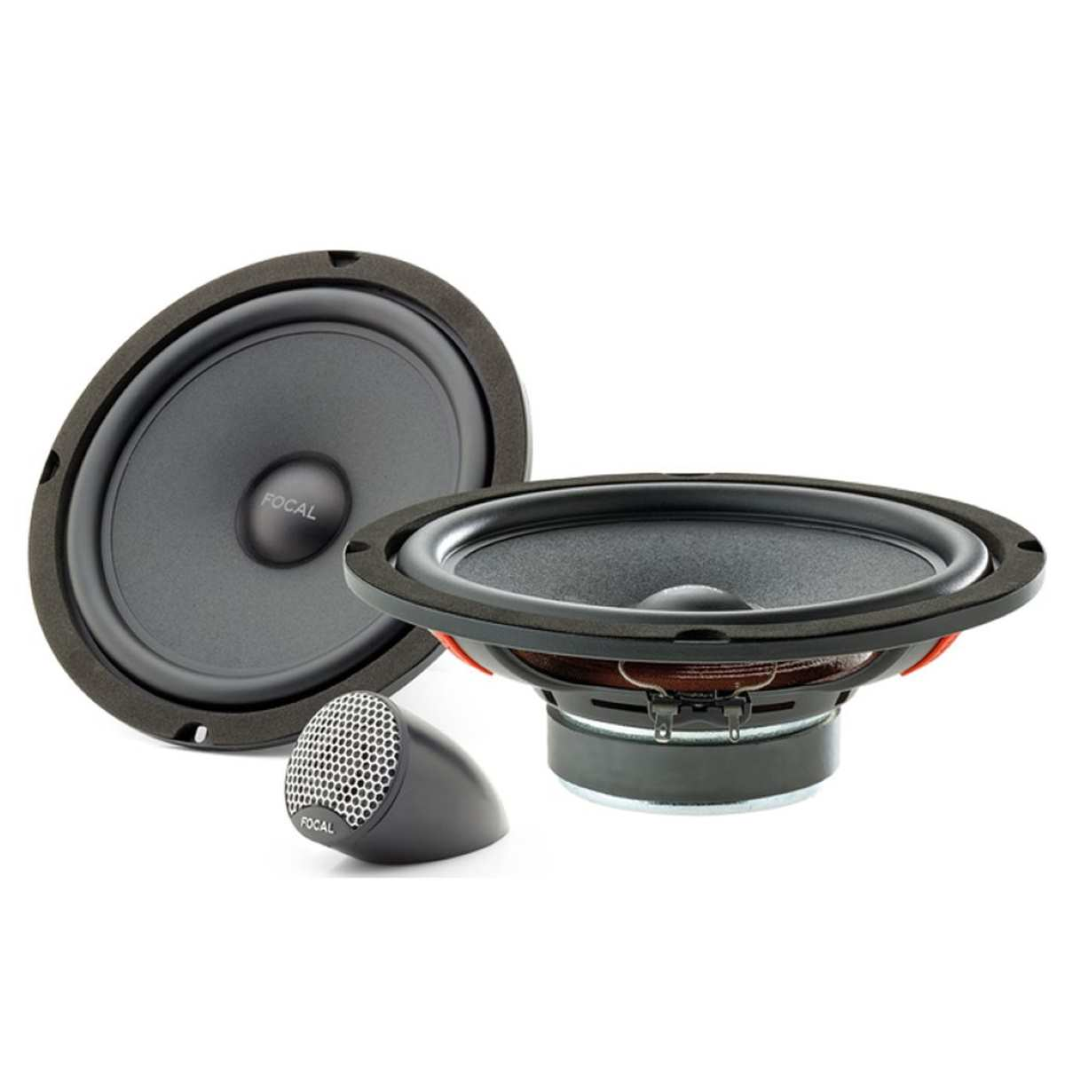 Zwei schwarze Autolautsprecher und ein kleiner Lautsprecher. Die Lautsprecher stehen auf einer weißen Oberfläche.
