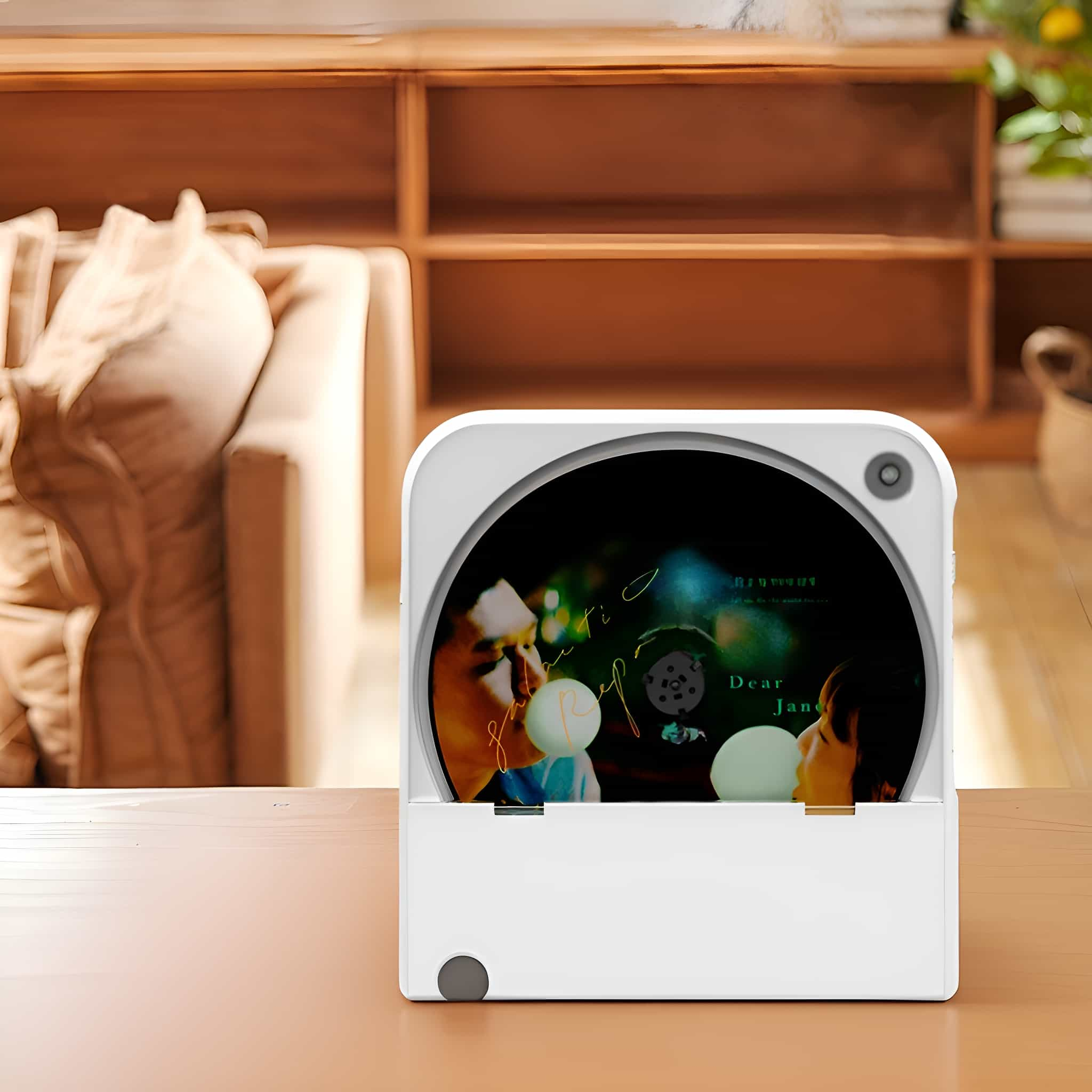 Weißer CD-Player mit einer Disc darin. Auf einem Holztisch, mit verschwommenem Hintergrund.
