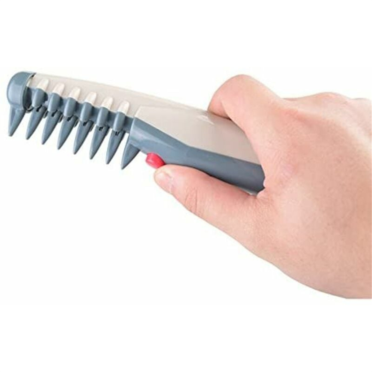 Hand hält Haarbürste mit Zähnen und rotem Knopf.