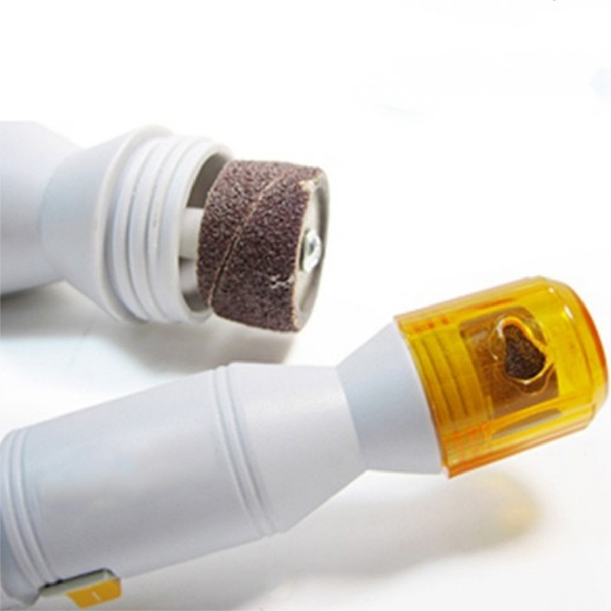 Nagelschleifer mit Schleifaufsatz und gelbem Lichtschutz. Weißes Gehäuse.