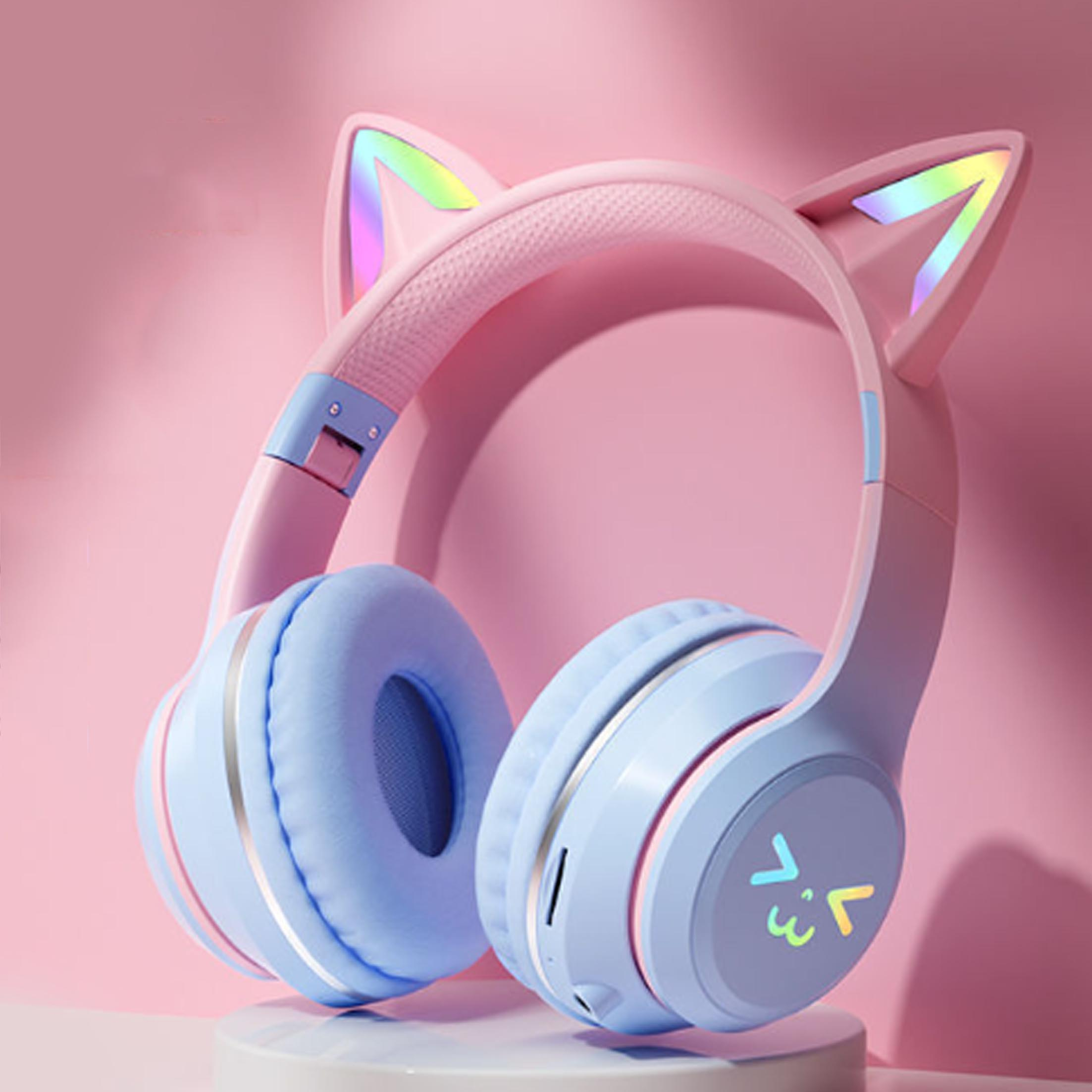 Pinke Kopfhörer mit Katzenohren-Design und blauen Ohrmuscheln, auf pinkem Hintergrund, mit Regenbogen-Ohr-Akzenten.