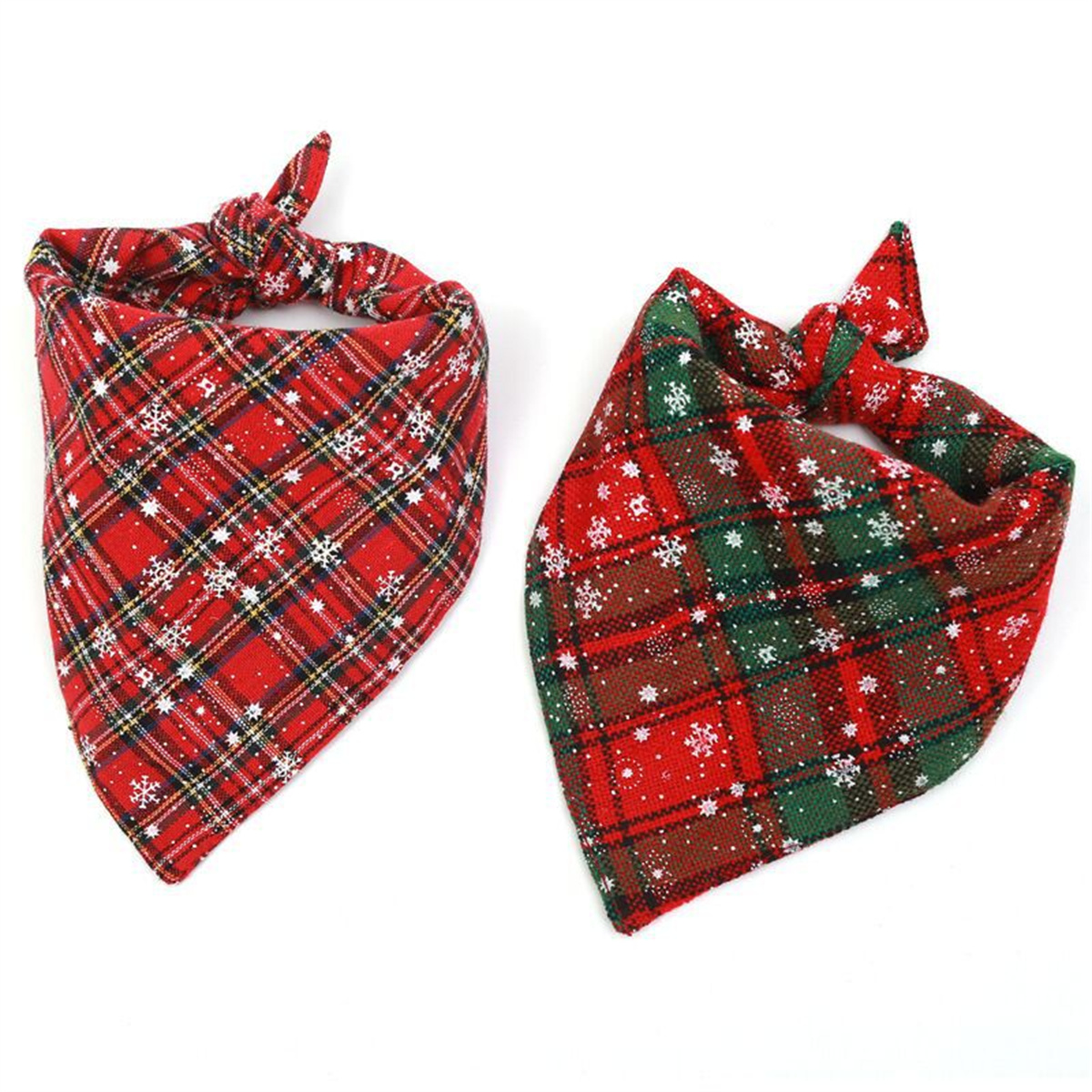 Zwei Weihnachts-Hundebandanas, rot kariert mit Schneeflocken, grün kariert mit Schnee.