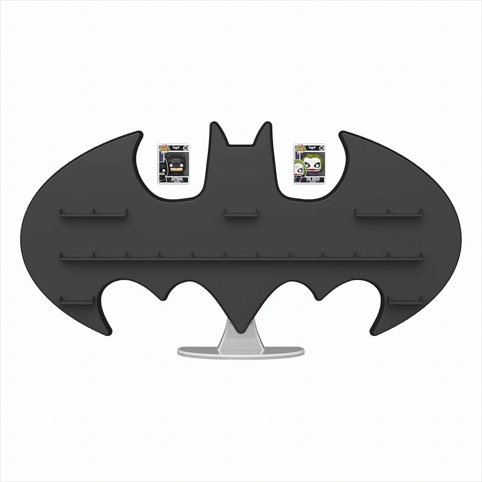 Schwarzer Batman-förmiger Ausstellungsständer mit zwei Figuren und Regalen.