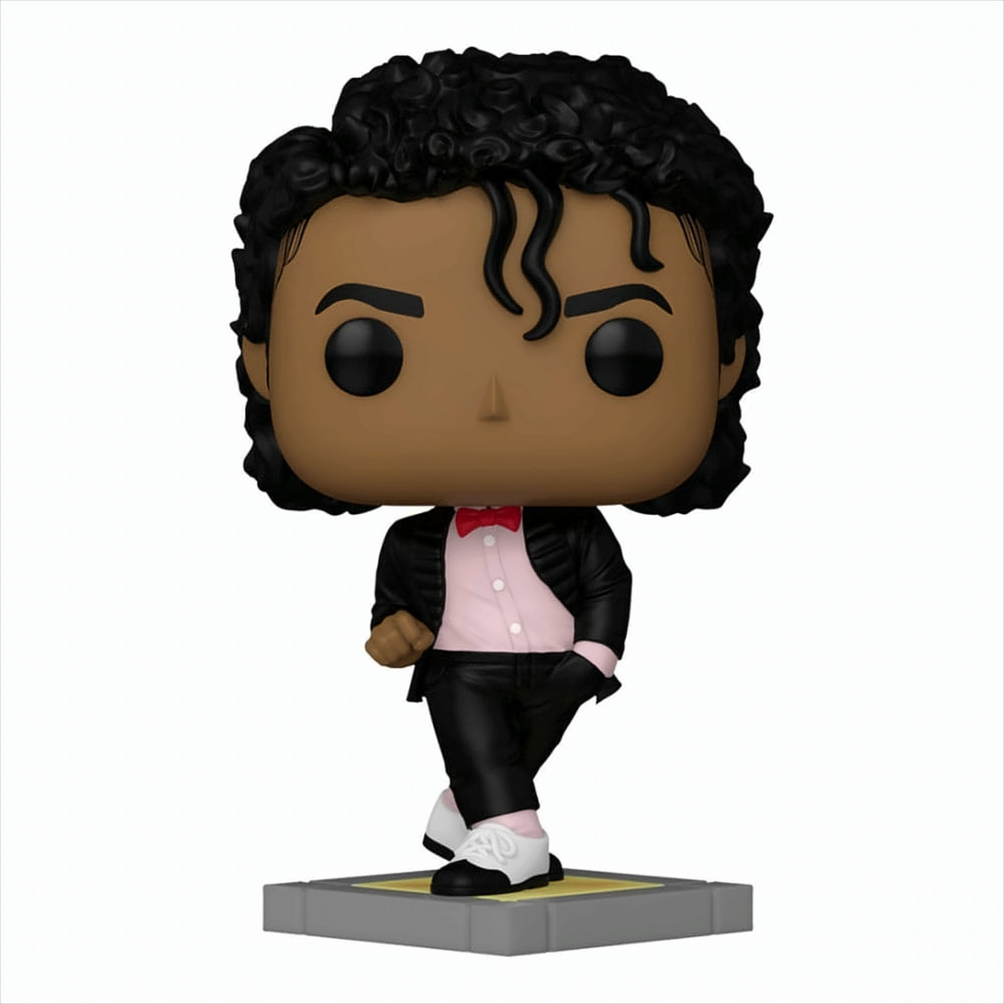 Funko Pop Figur von Michael Jackson in schwarzem Anzug, rosa Hemd und weißen Schuhen, auf Ständer.