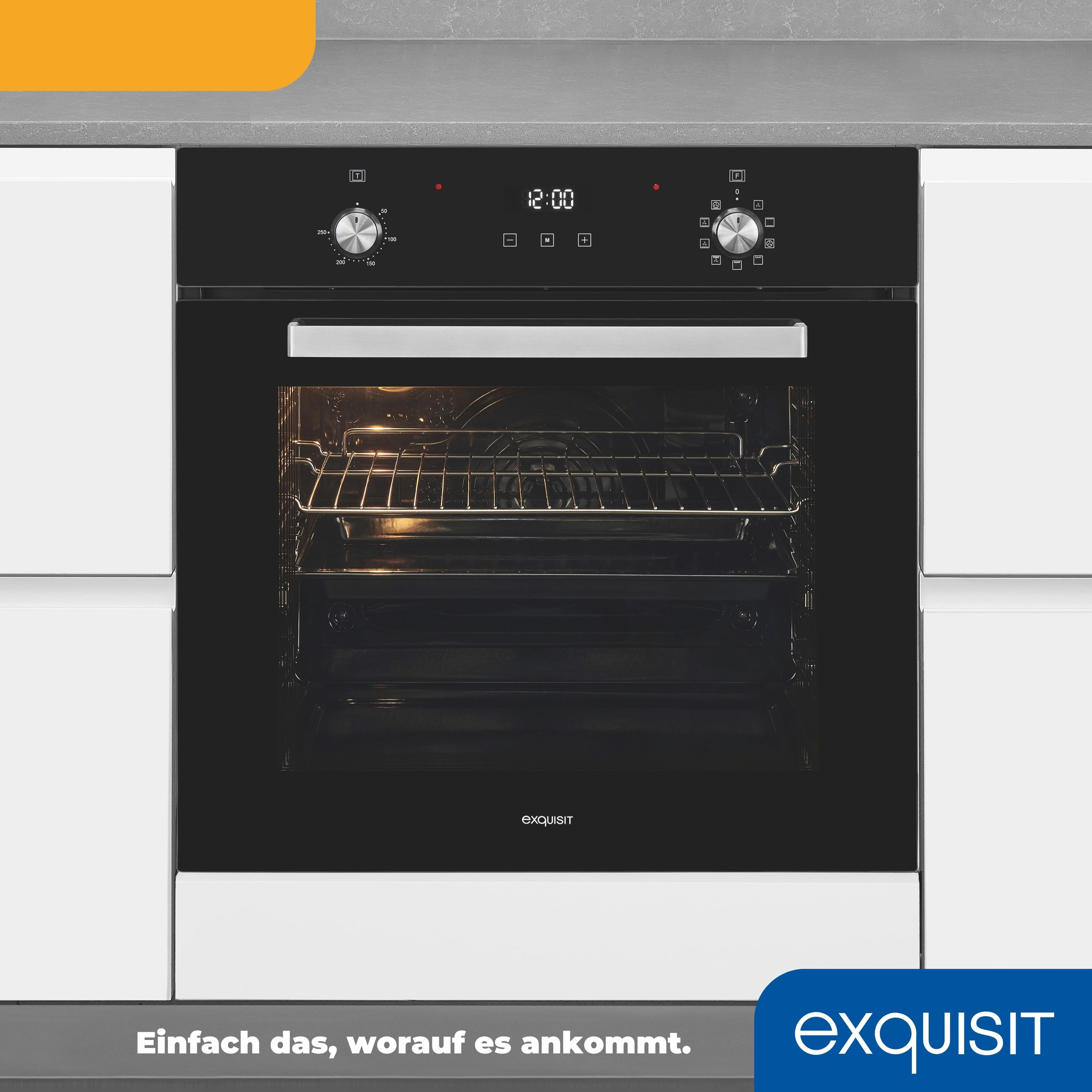 Horno empotrado negro con pantalla. Armarios blancos a cada lado. Tirador plateado. Fondo blanco.