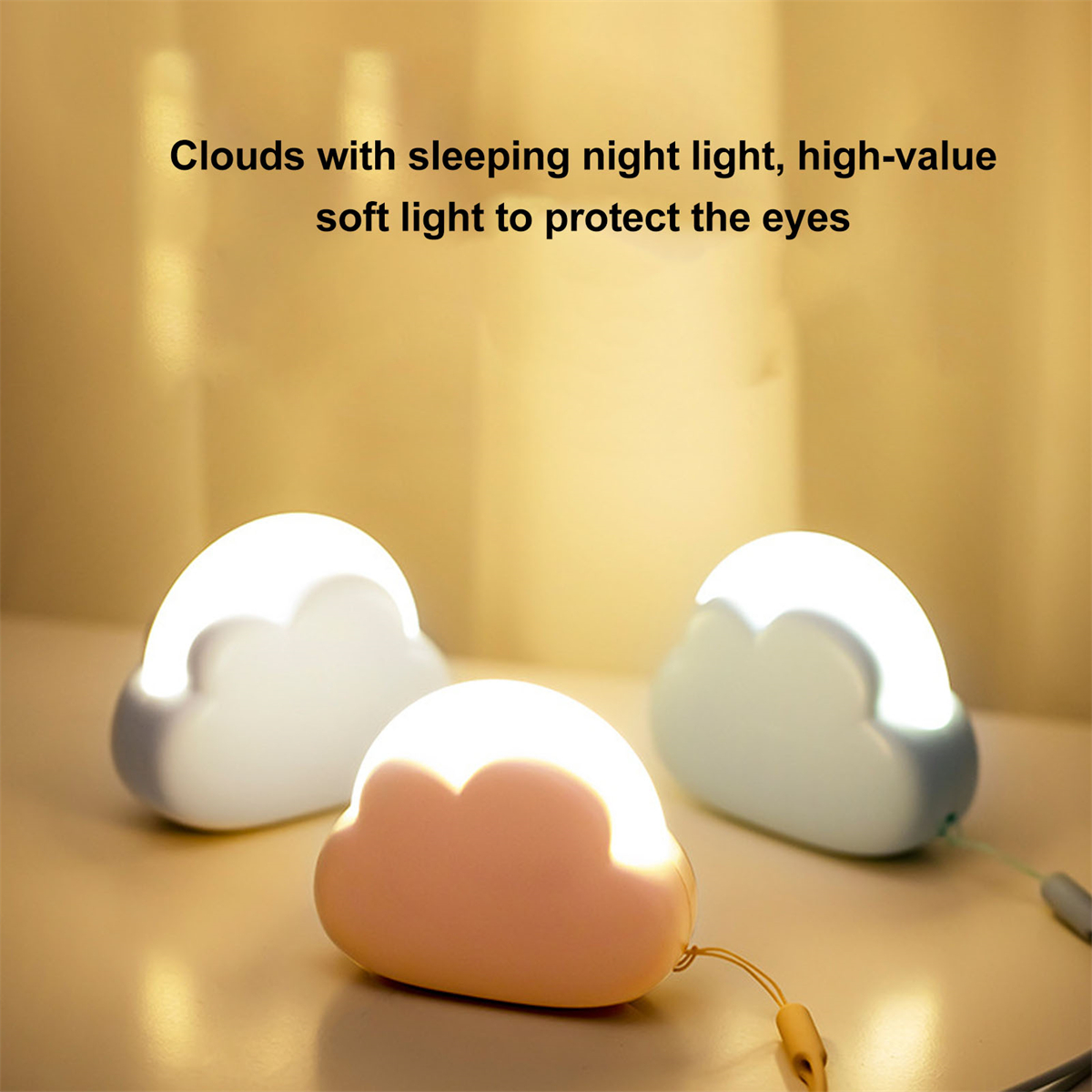 Drei wolkenförmige Nachtlichter. Sie sind weiß und beleuchtet und liegen auf einer Oberfläche.