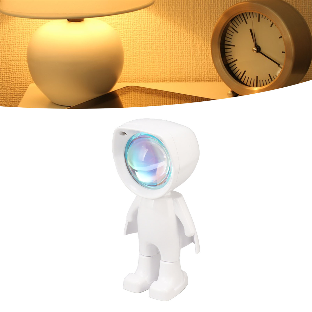 Weiße Lampe und Uhr auf einer Oberfläche, mit einem dekorativen Licht im Vordergrund.