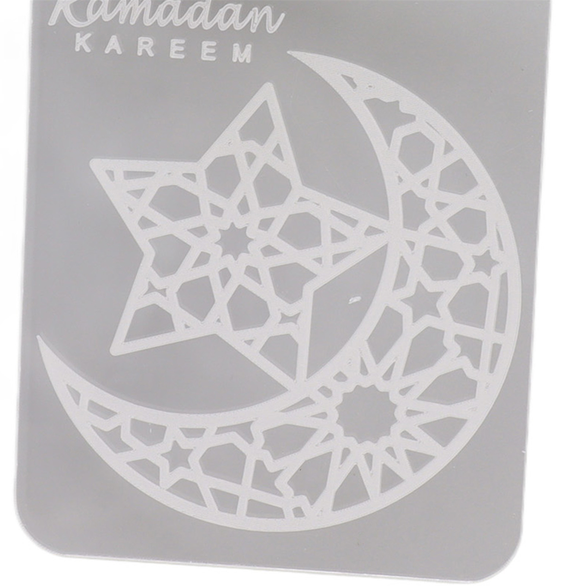 Ramadan Kareem Schablone mit Mond und Sternen-Design. Weiß auf grauem Hintergrund.
