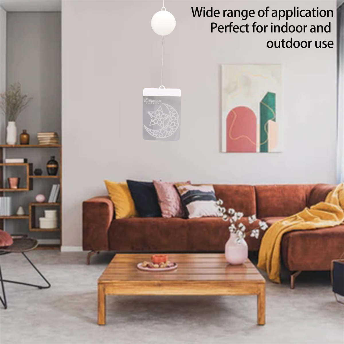 Wohnzimmerszene. Ein braunes Sofa, ein Holztisch und eine Lampe. Wanddekoration. Text über die Anwendung.