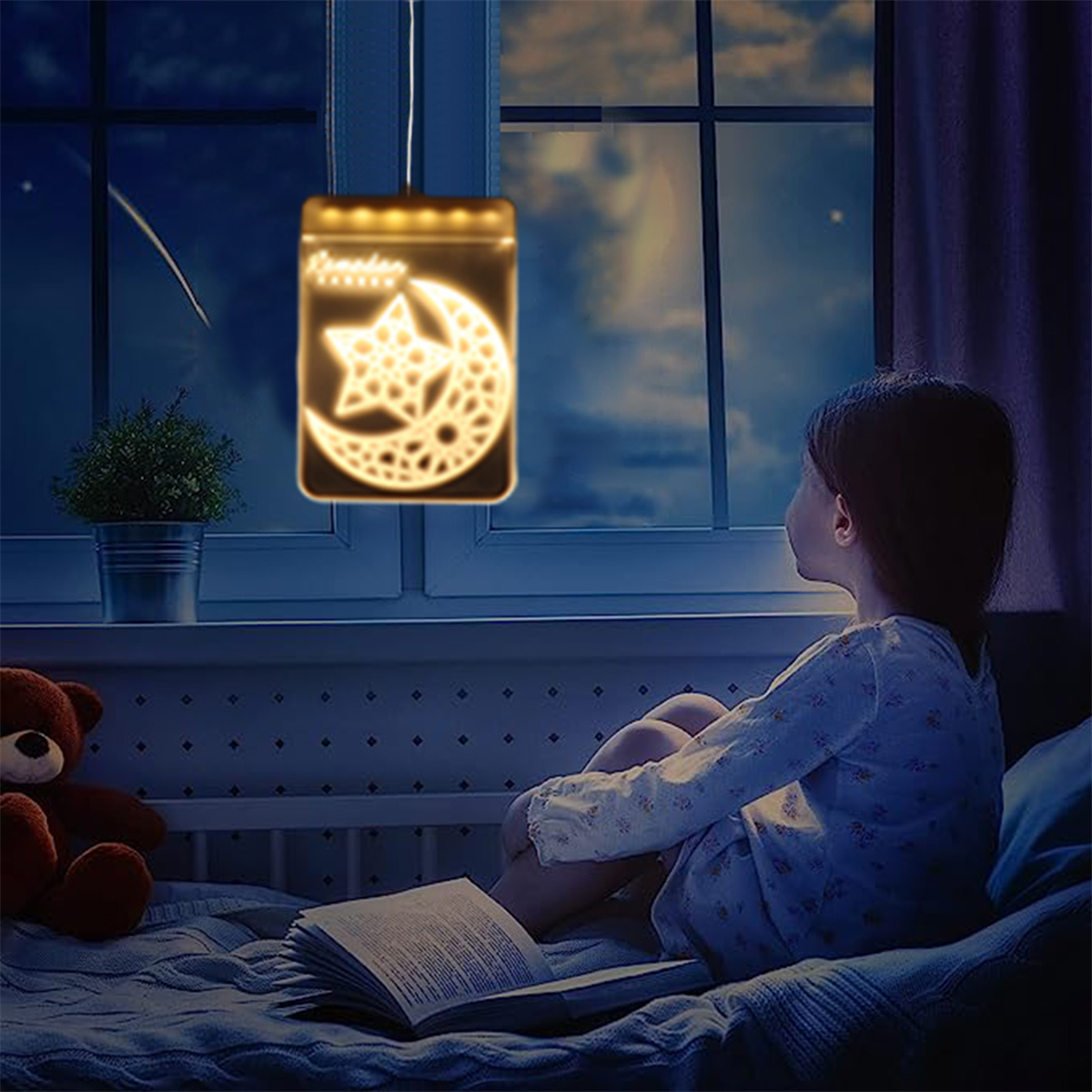 Mädchen sitzt auf Bett, betrachtet leuchtende Ramadan-Dekoration am Fenster, Teddybär.
