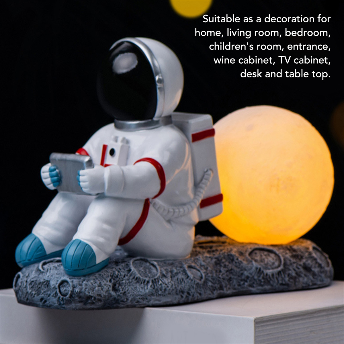 Eine Astronautenfigur sitzt auf einer mondförmigen Basis, im Hintergrund eine große, leuchtende Mondkugel.