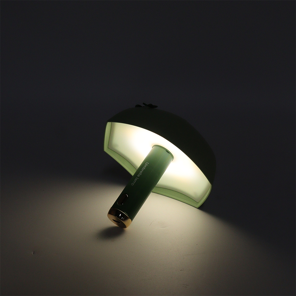 Schirmförmige grüne Lampe, von innen beleuchtet. Ein dunkler Hintergrund mit sanftem Schein.