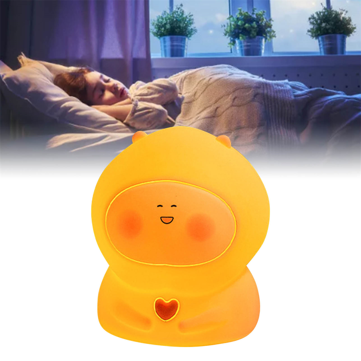 Eine Lampe in Form eines schlafenden Charakters. Im Hintergrund schläft ein Kind. Die Lampe ist gelb.