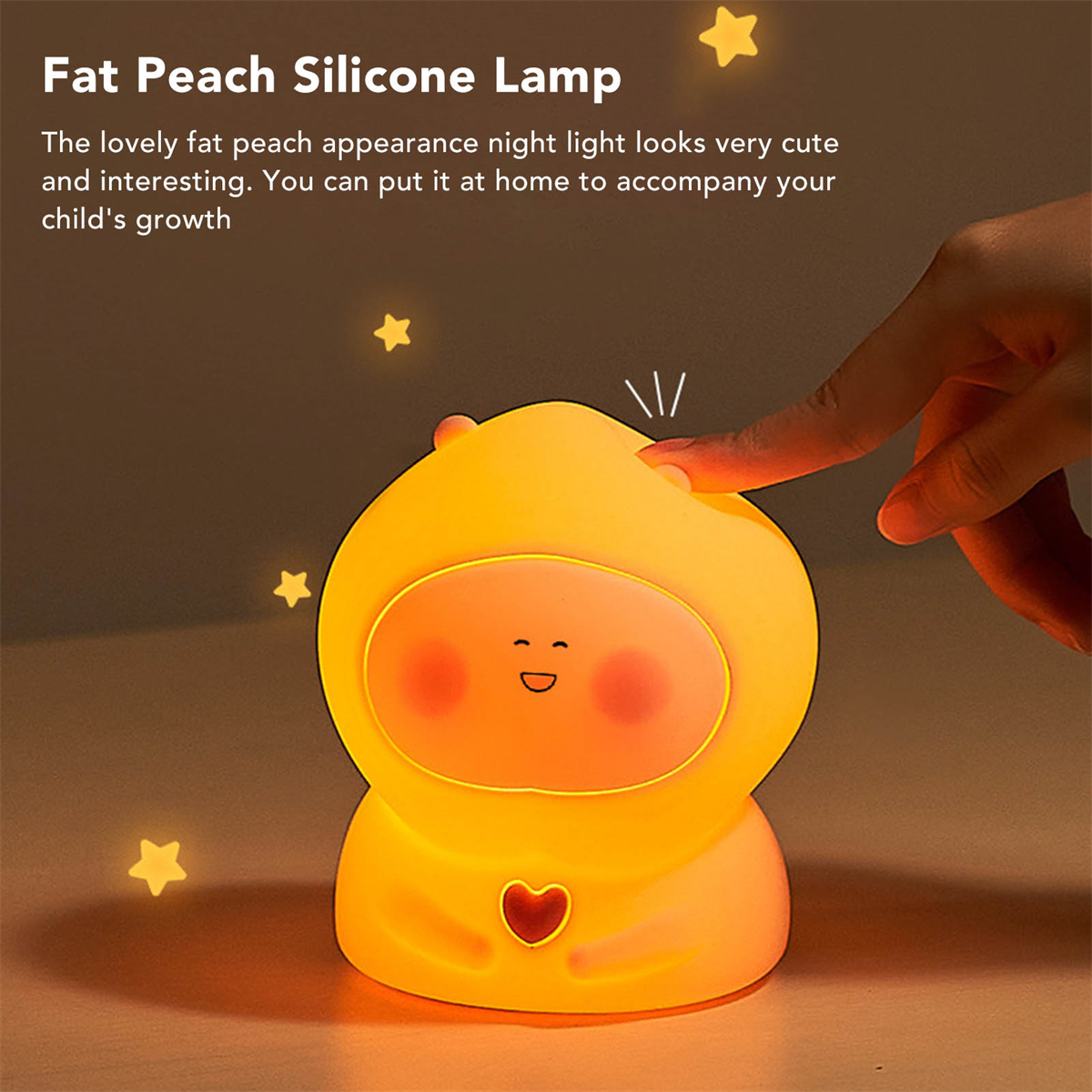 Gelbe pfirsichförmige Silikonlampe mit lächelndem Gesicht, umgeben von Sternen. Hand berührt sie.