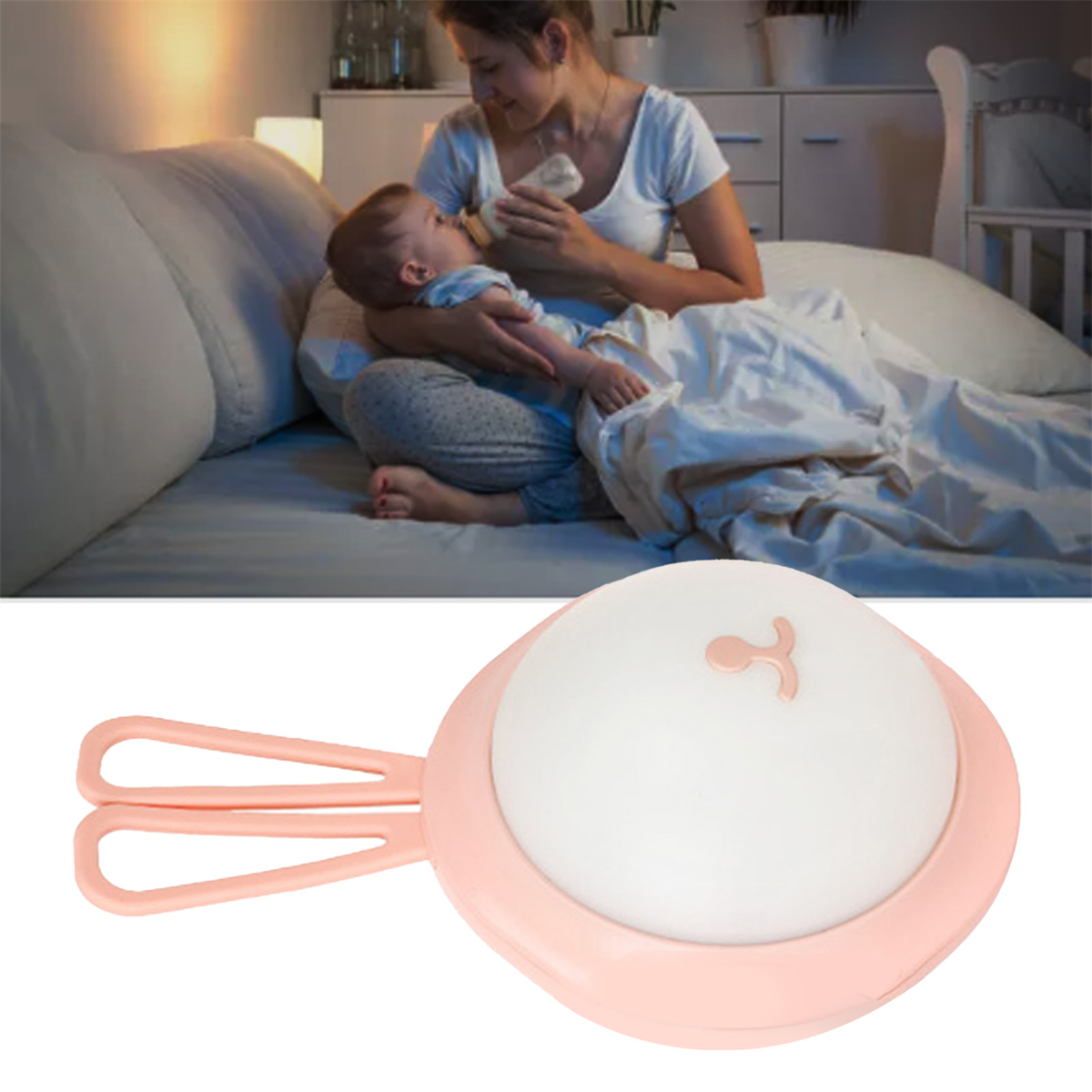Eine Mutter füttert ein Baby mit einer Flasche, mit einer Nachtlampe davor.