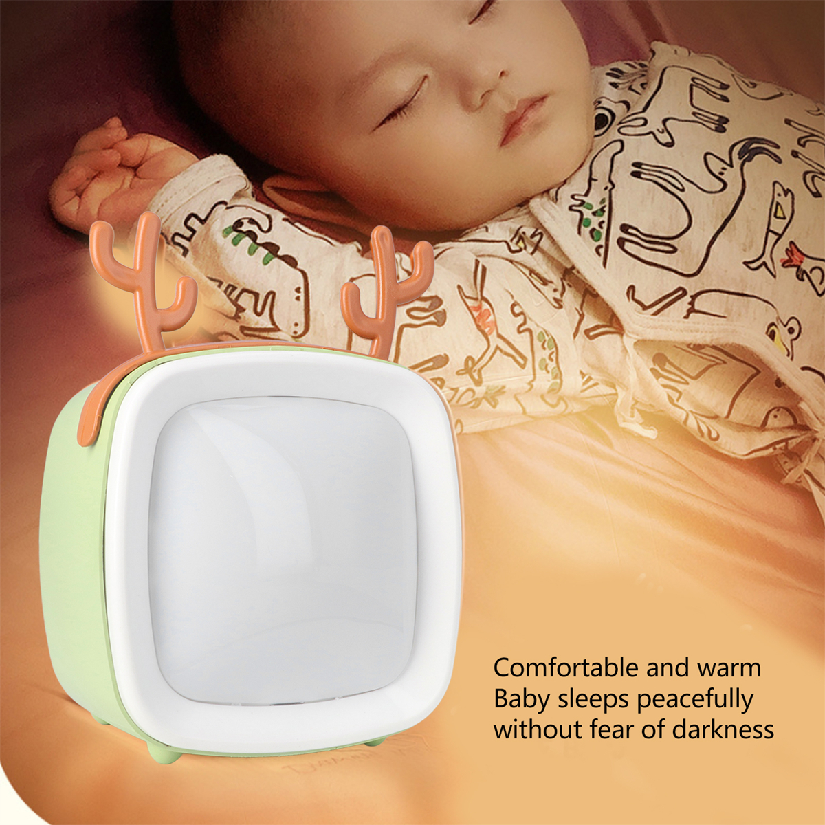 Baby schläft neben einem Nachtlicht in TV-Form mit Geweih.
