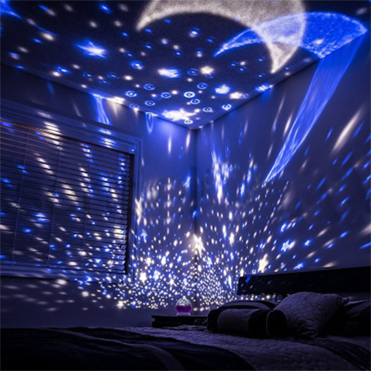 Ein Schlafzimmer mit einem Sternenhimmel, der an die Decke projiziert wird.