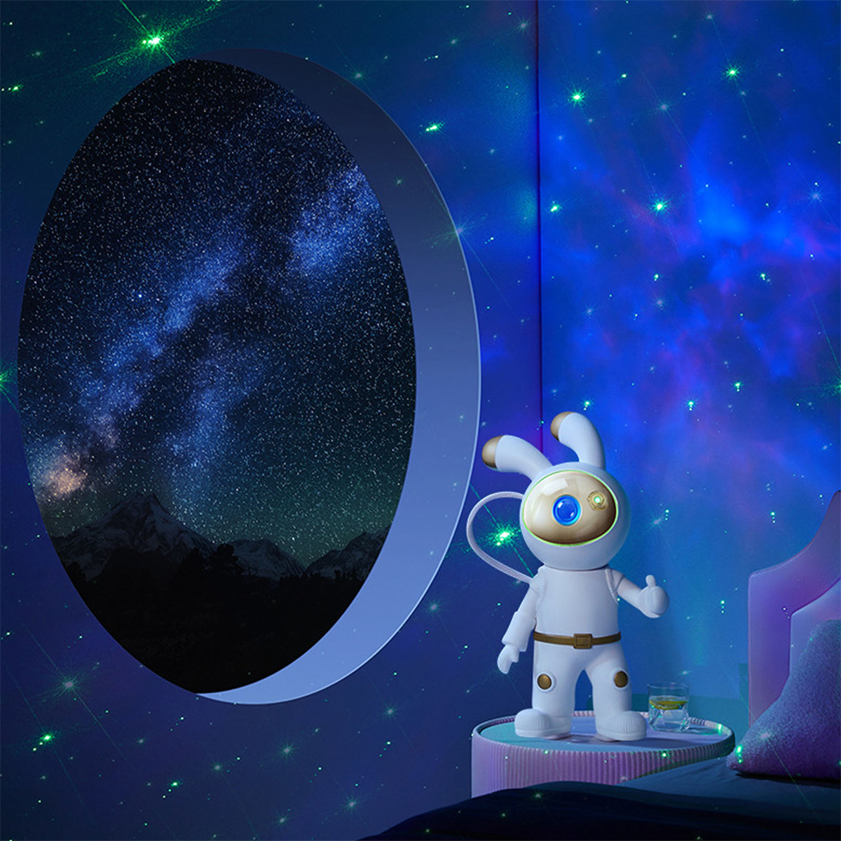 Ein Spielzeug-Astronautenkaninchen in einer Weltraumumgebung, mit Sternenhimmel und Fenster.