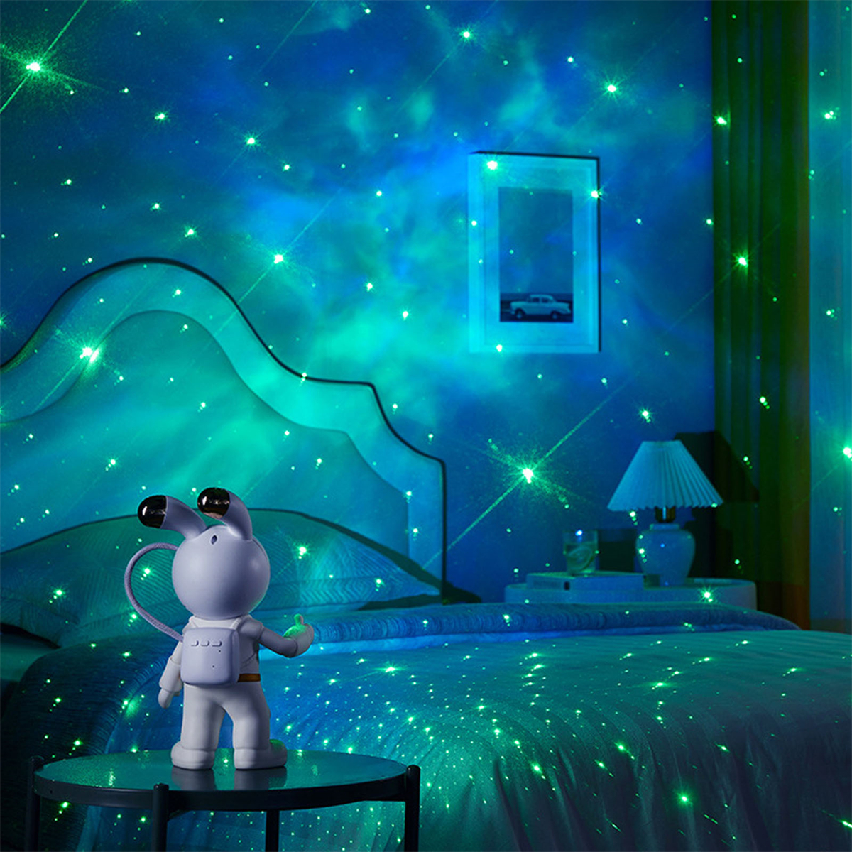Eine hasenförmige Lampe mit Sternenprojektion an der Decke. Der Raum ist mit Sternen dekoriert.