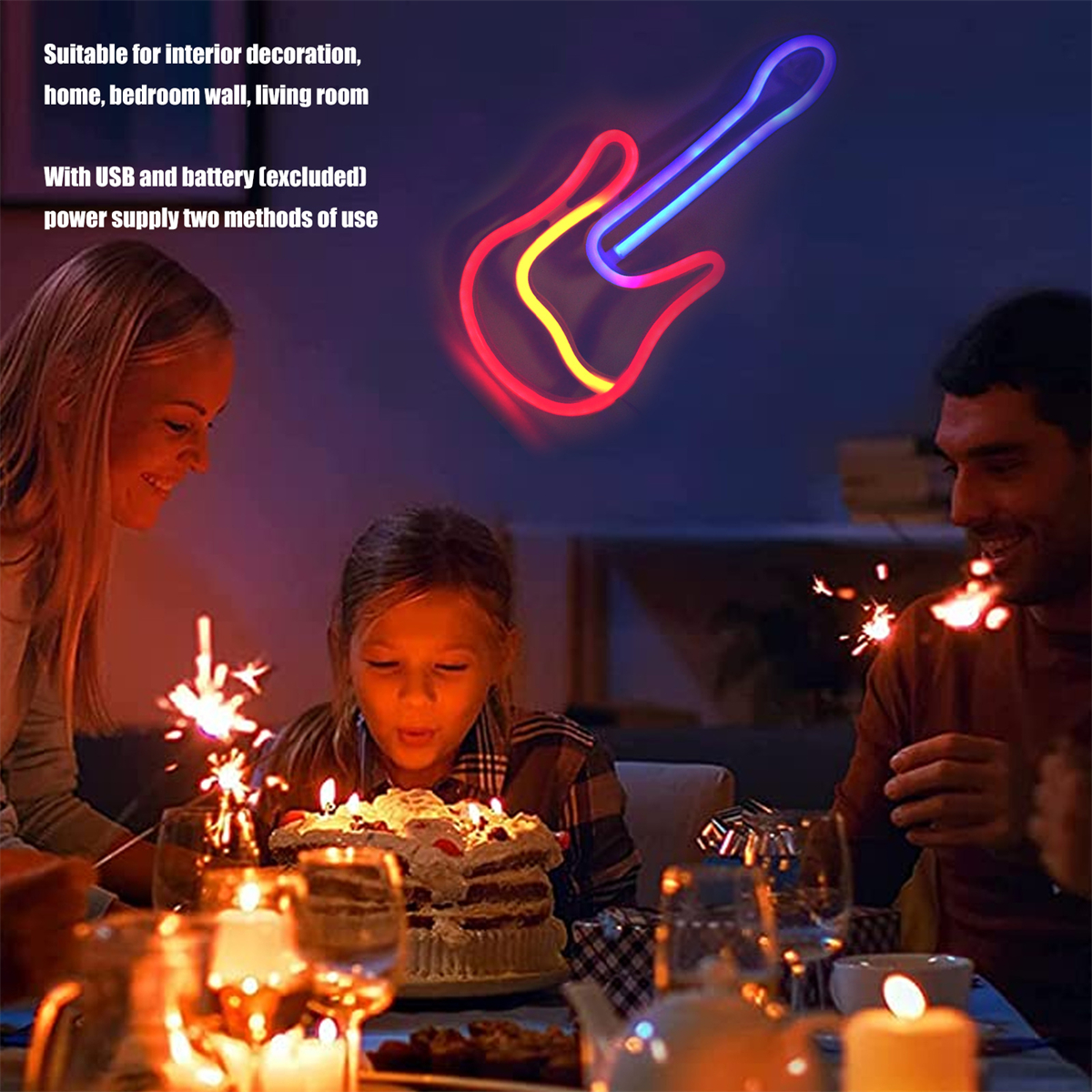 Eine Familie feiert mit einem gitarrenförmigen Neonlicht an der Wand.