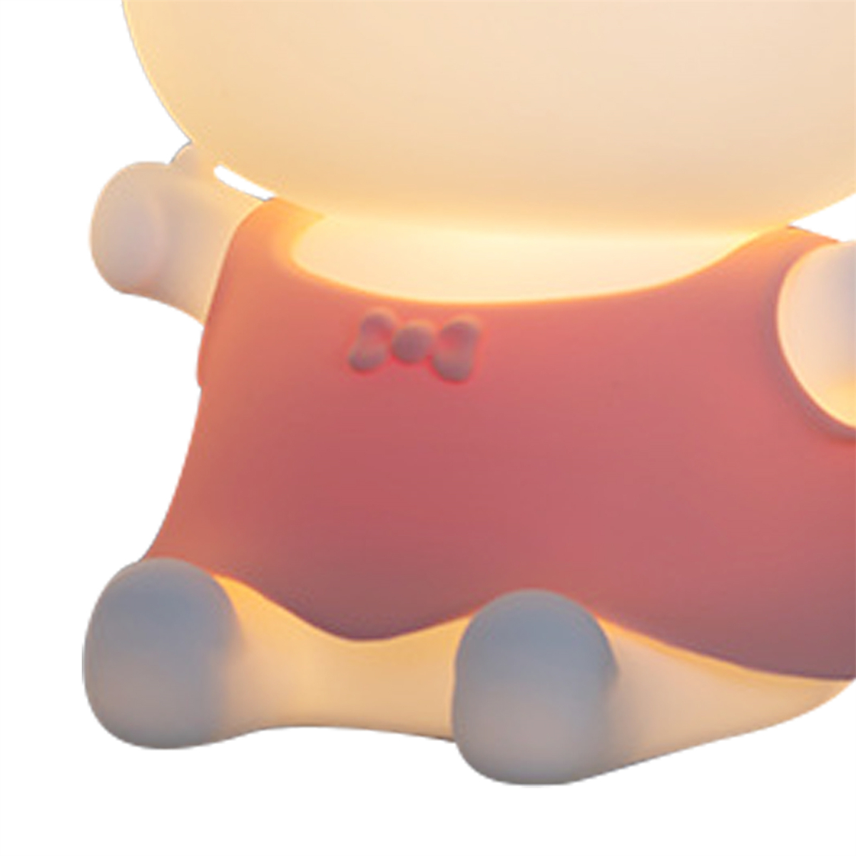 Eine beleuchtete Zeichentrickfigur-Lampe mit rosa Kleid und weißem Hintergrund.