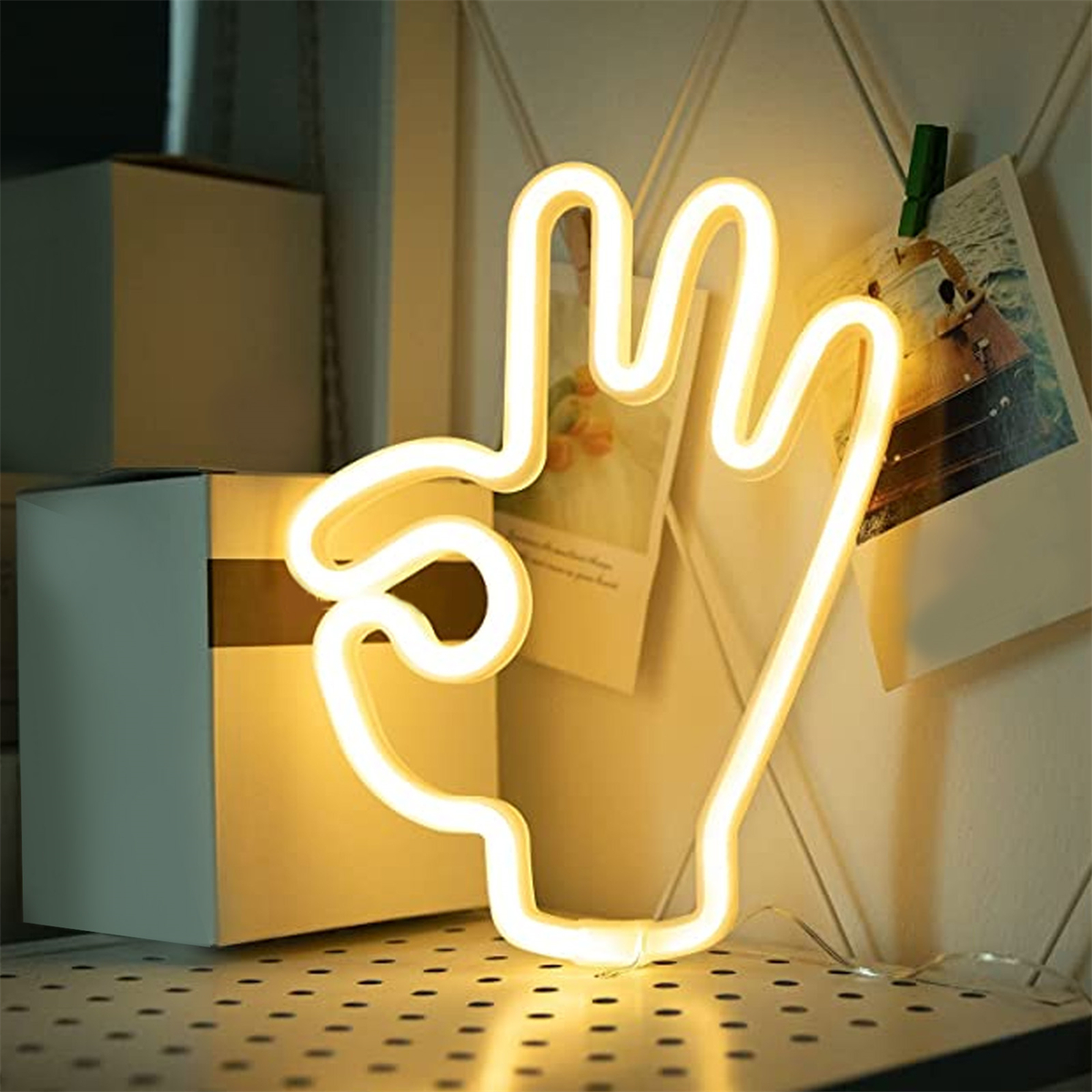 Ein Neon-Handzeichen, das das Friedenssymbol zeigt, mit neutralem Hintergrund.