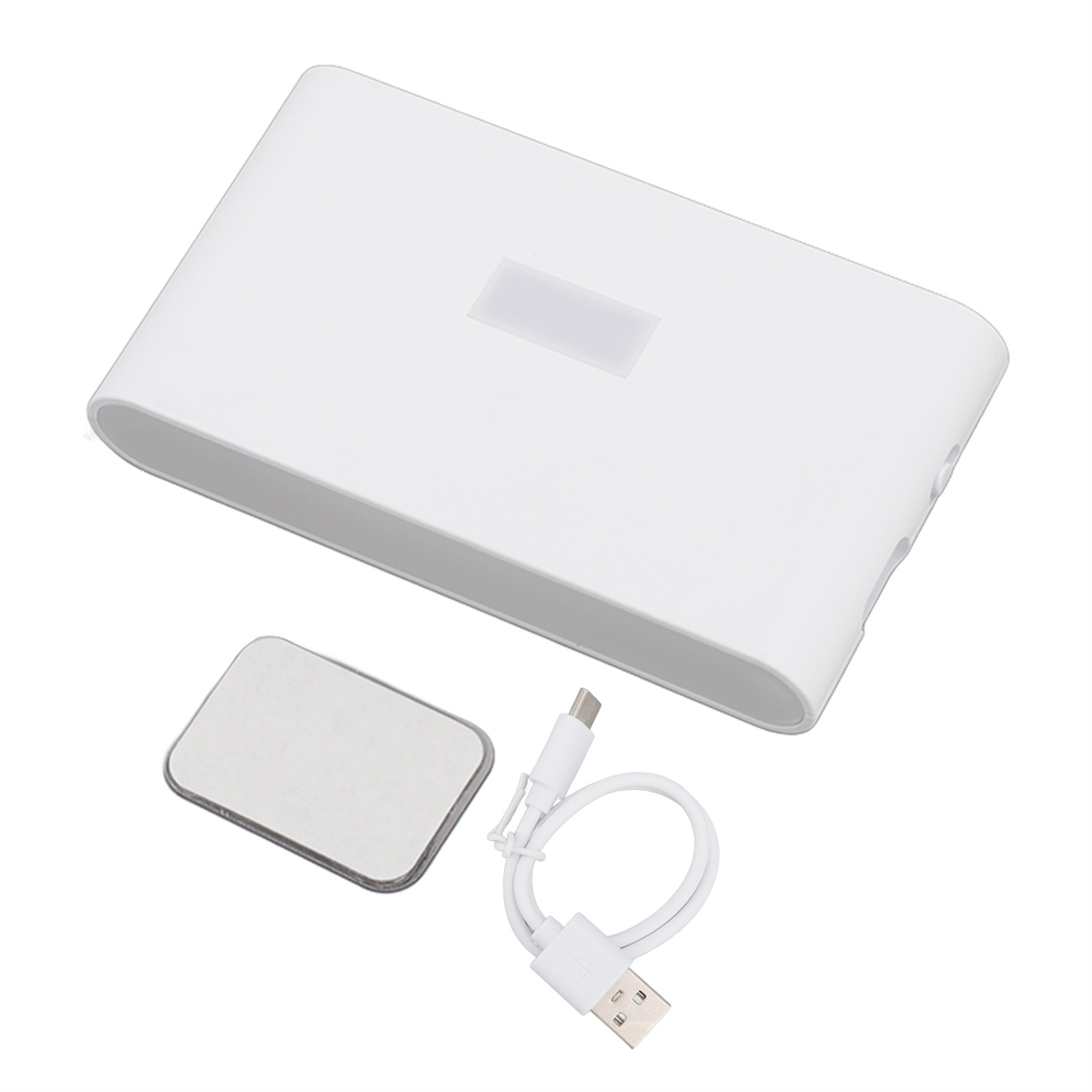 Weißes rechteckiges Gerät mit kleinem Rechteck oben, kleiner Platte und USB-Kabel.