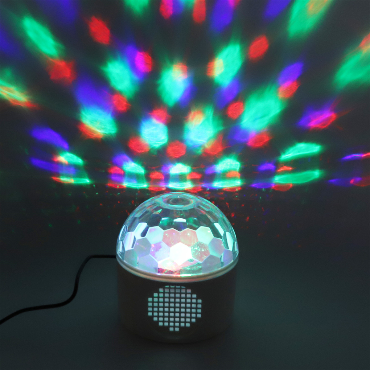Weißer und silberner Disko-Ball mit bunten Lichtstrahlen. Dunkler Hintergrund.