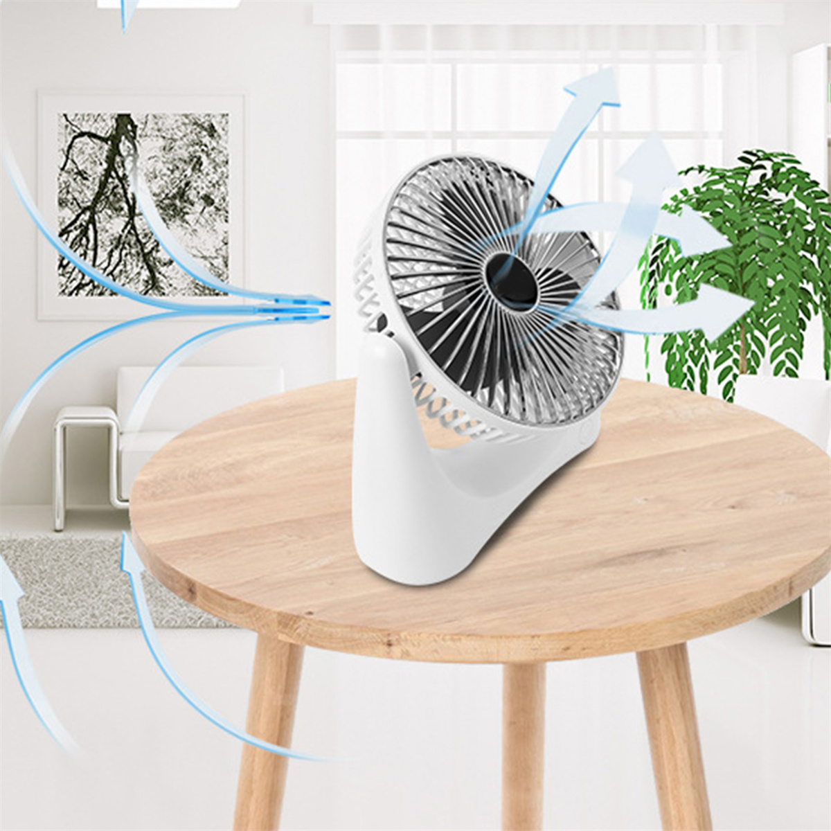 Weißer Tischventilator, Luftstrom, auf Holztisch, mit Fenster und Pflanzen im Hintergrund.