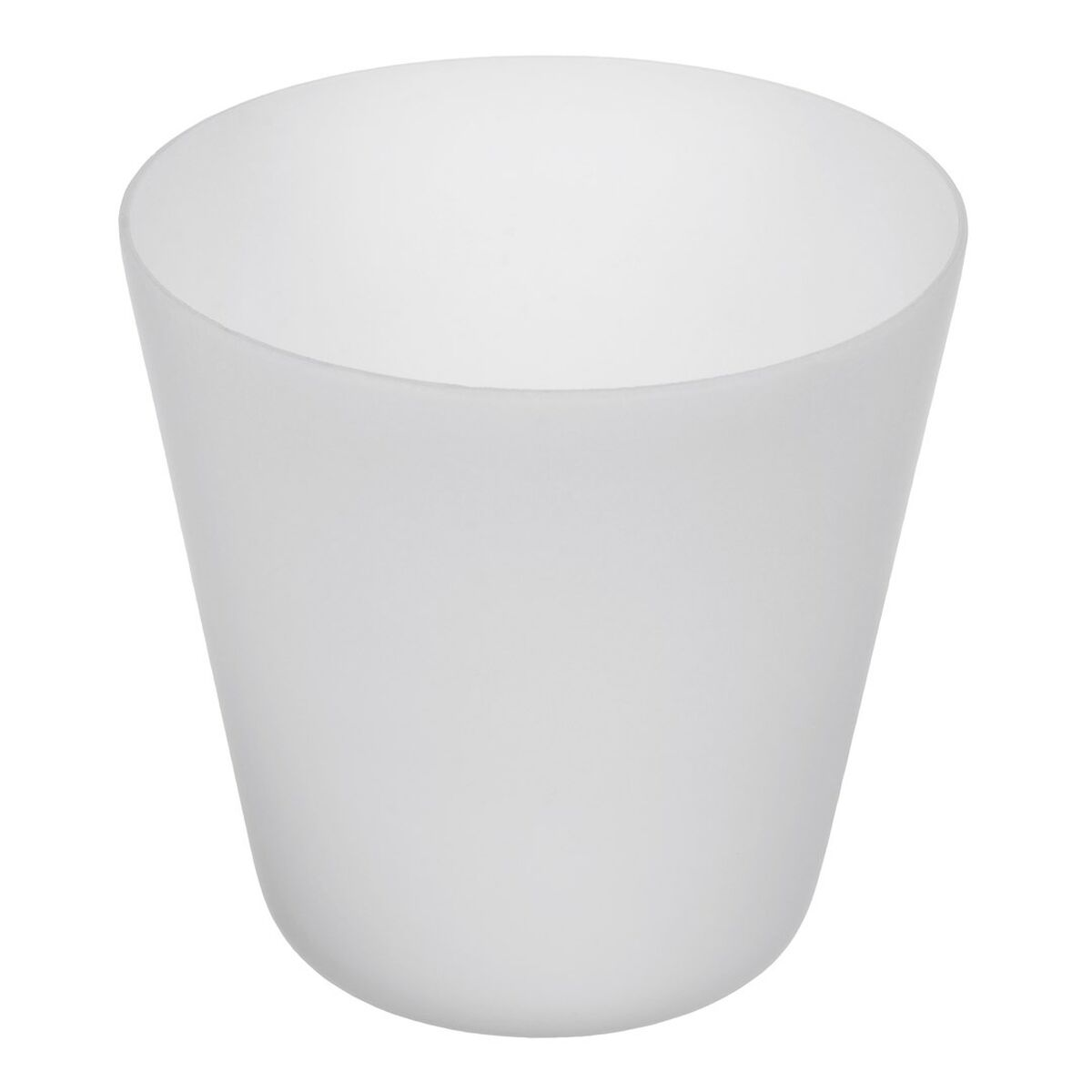 Un bicchiere di vetro bianco smerigliato di forma conica semplice, su sfondo bianco.