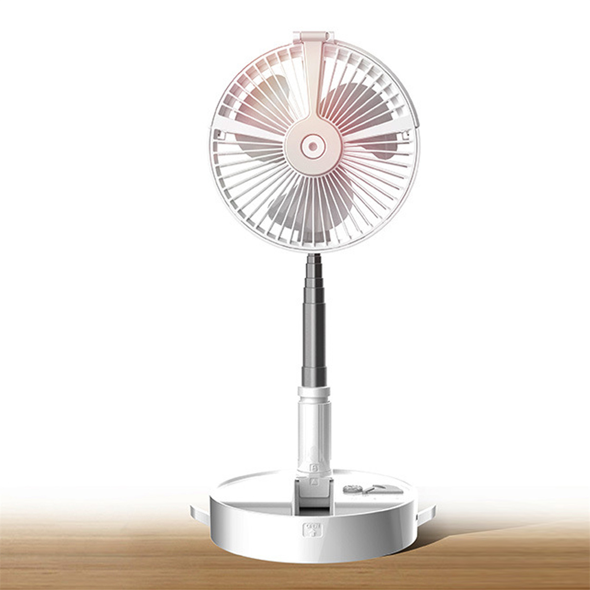 Weißer und silberner Ventilator, der auf einer Holzoberfläche steht. Er ist auf seine volle Höhe ausgefahren.