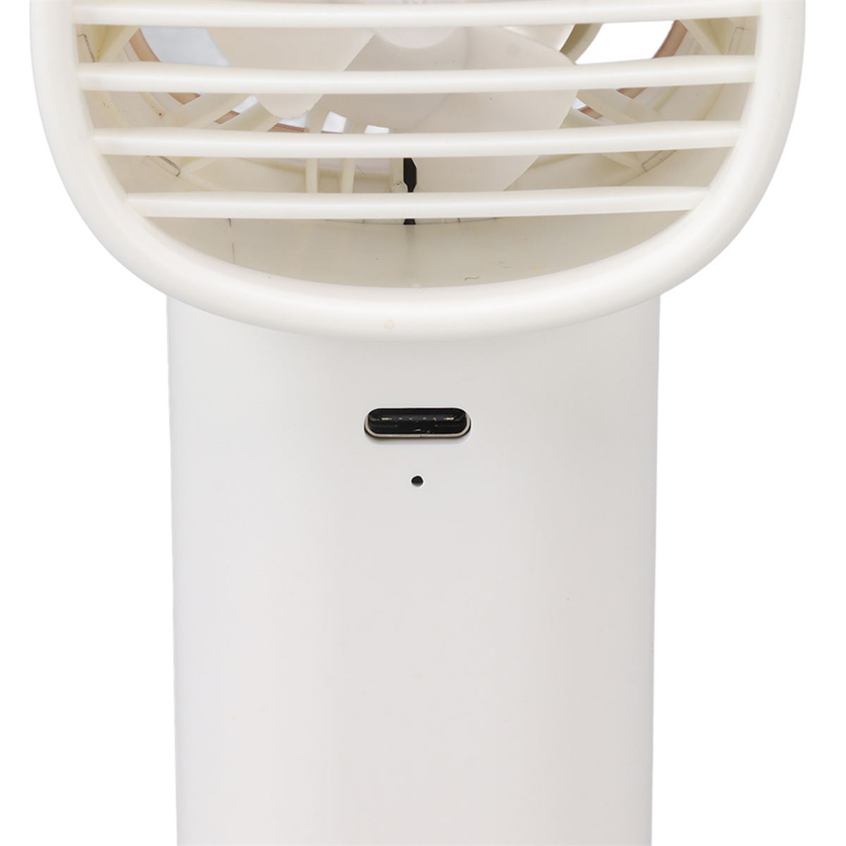 Weißer tragbarer Ventilator mit USB-C-Anschluss und kleinem runden Knopf.
