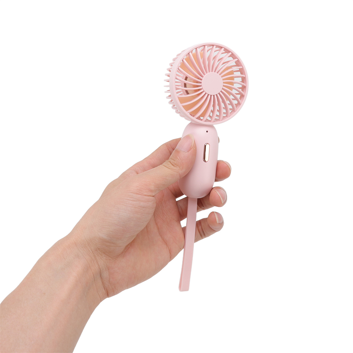 Die Hand einer Person, die einen pinkfarbenen Handventilator hält. Weißer Hintergrund.