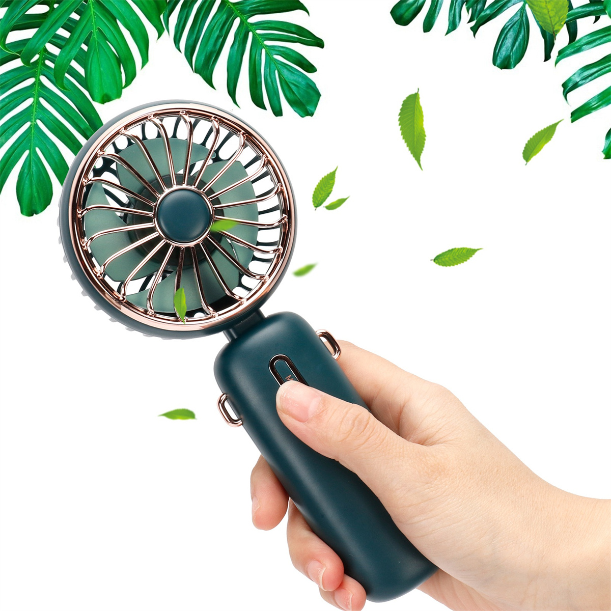 Hand hält einen dunkelgrünen Handventilator mit goldenem Rand. Grüne Blätter im Hintergrund. Weißer Hintergrund.