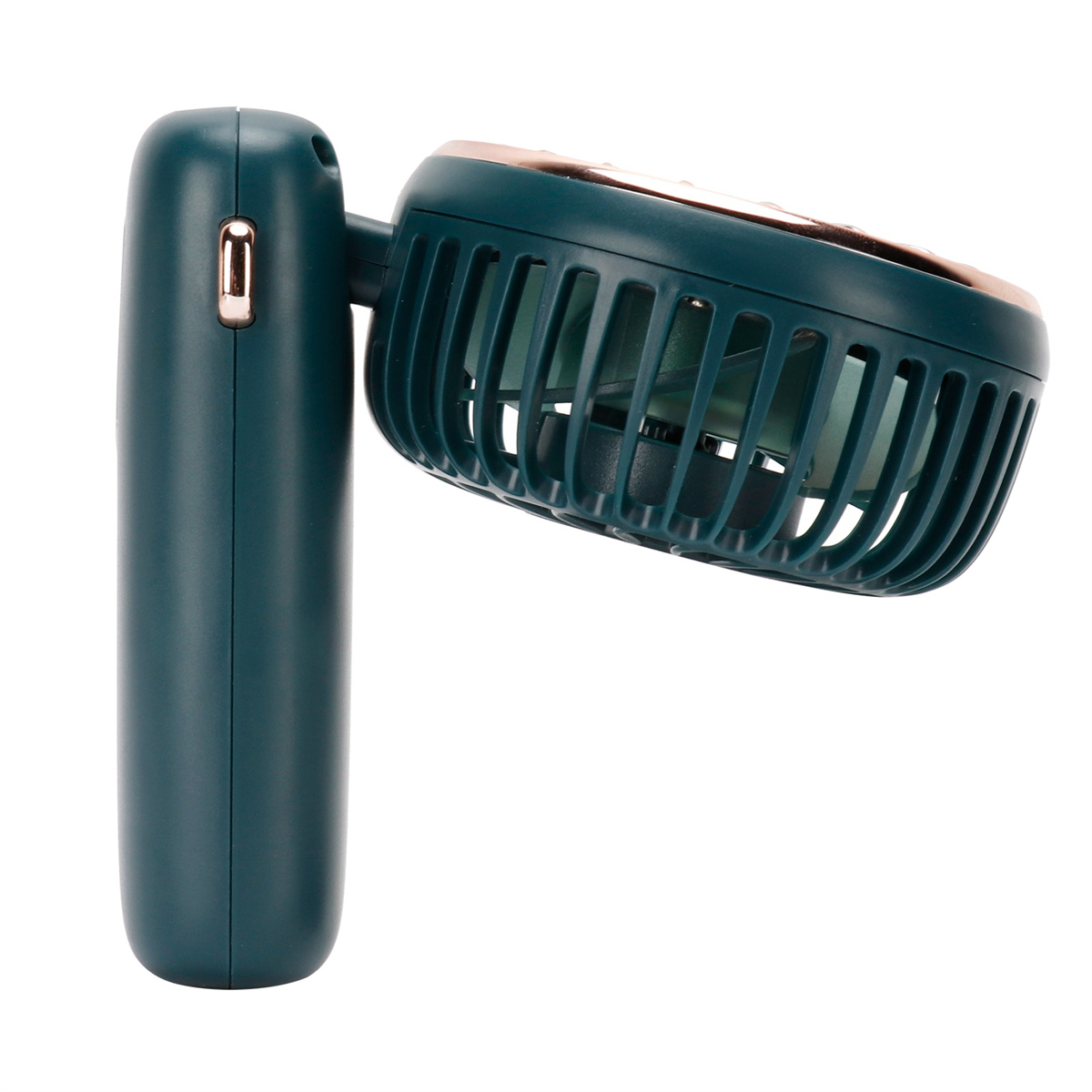 Ein teal-farbener tragbarer Ventilator mit roségoldfarbenem Zierrat. Er ist abgewinkelt.