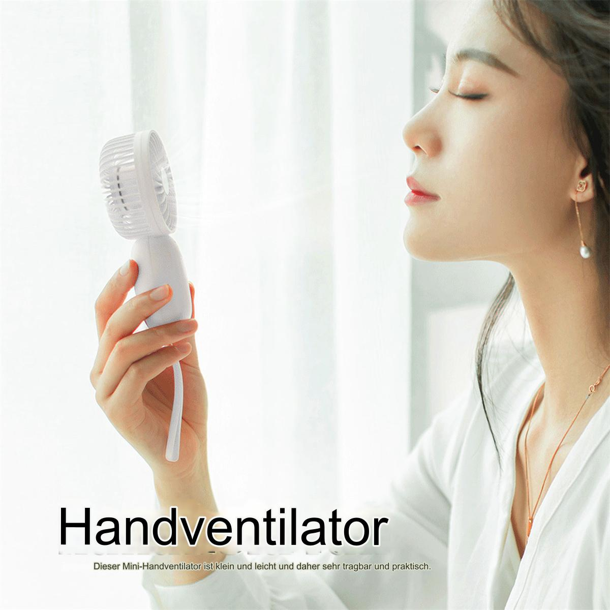 Eine Frau hält einen kleinen weißen Handventilator in der Nähe ihres Gesichts, mit Text: Handventilator. Der Hintergrund ist unscharf.