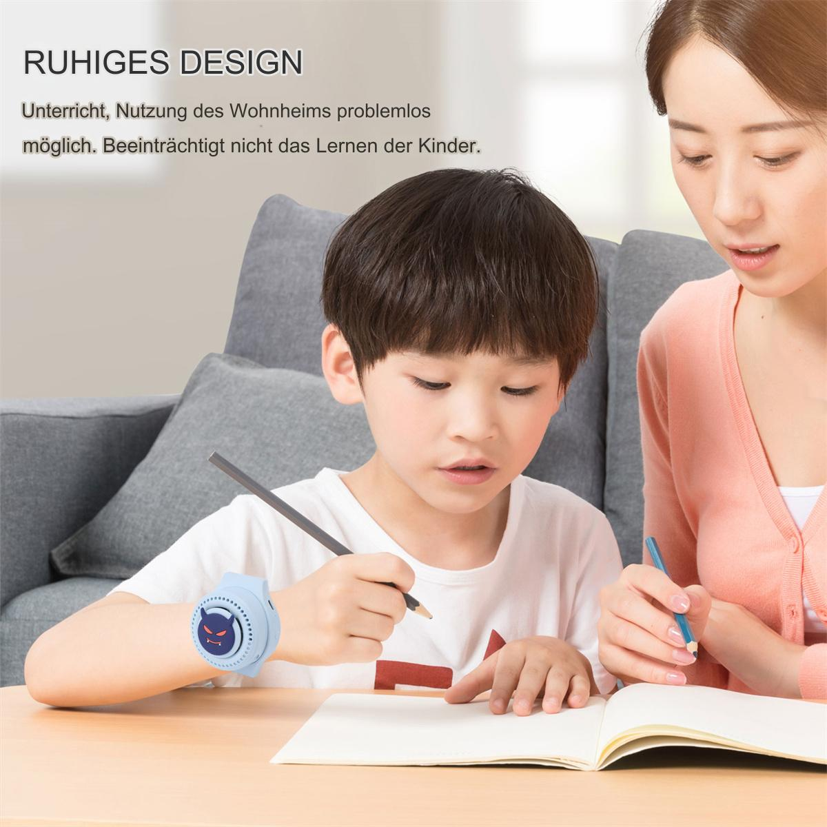 Junge und Frau sitzen, schreiben. Der Junge trägt eine blaue Fan-Uhr.