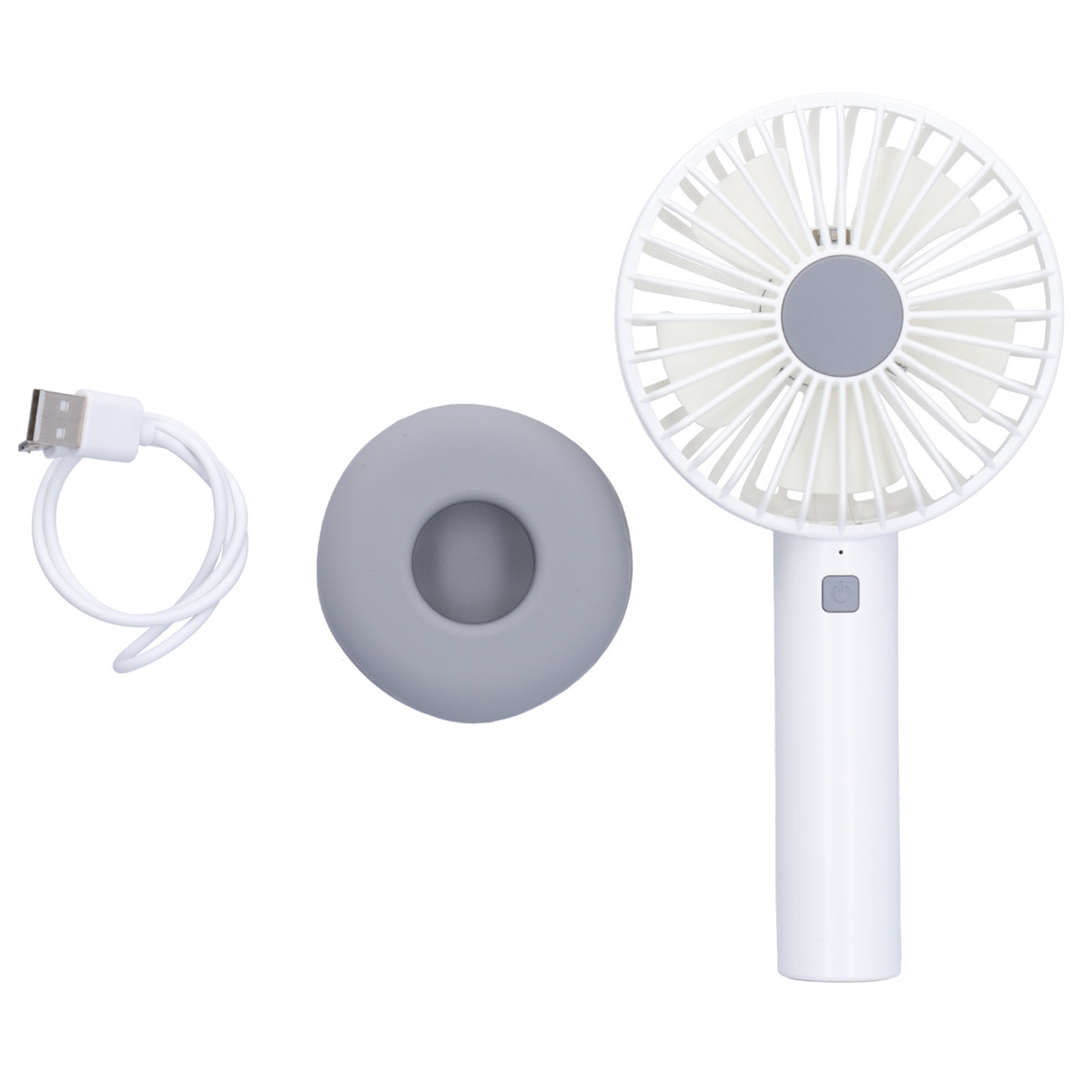 Ein weißer tragbarer Ventilator, eine graue Ladestation und ein weißes USB-Kabel auf weißem Grund.