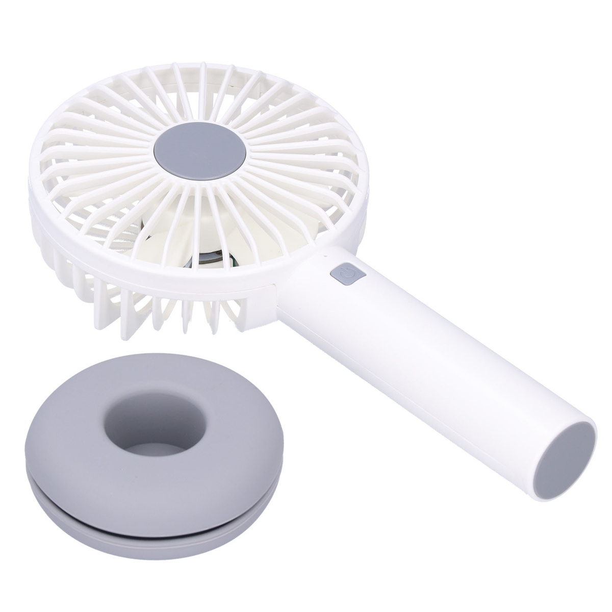 Ein weißer Ventilator mit Griff und rundem grauem Halter. Der Ventilator hat viele weiße Blätter.