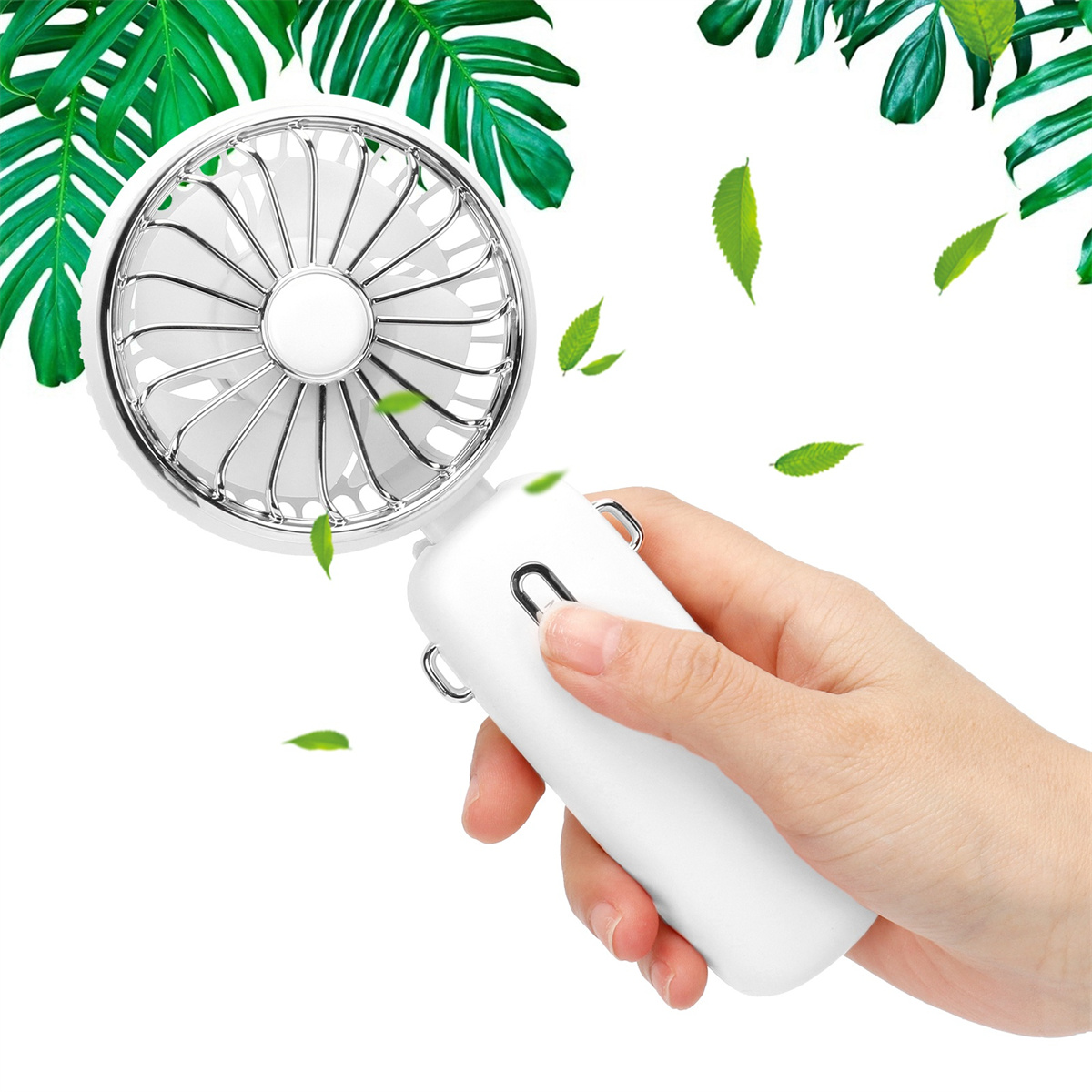 Hand, die einen weißen tragbaren Ventilator hält, mit grünen Blättern drumherum.
