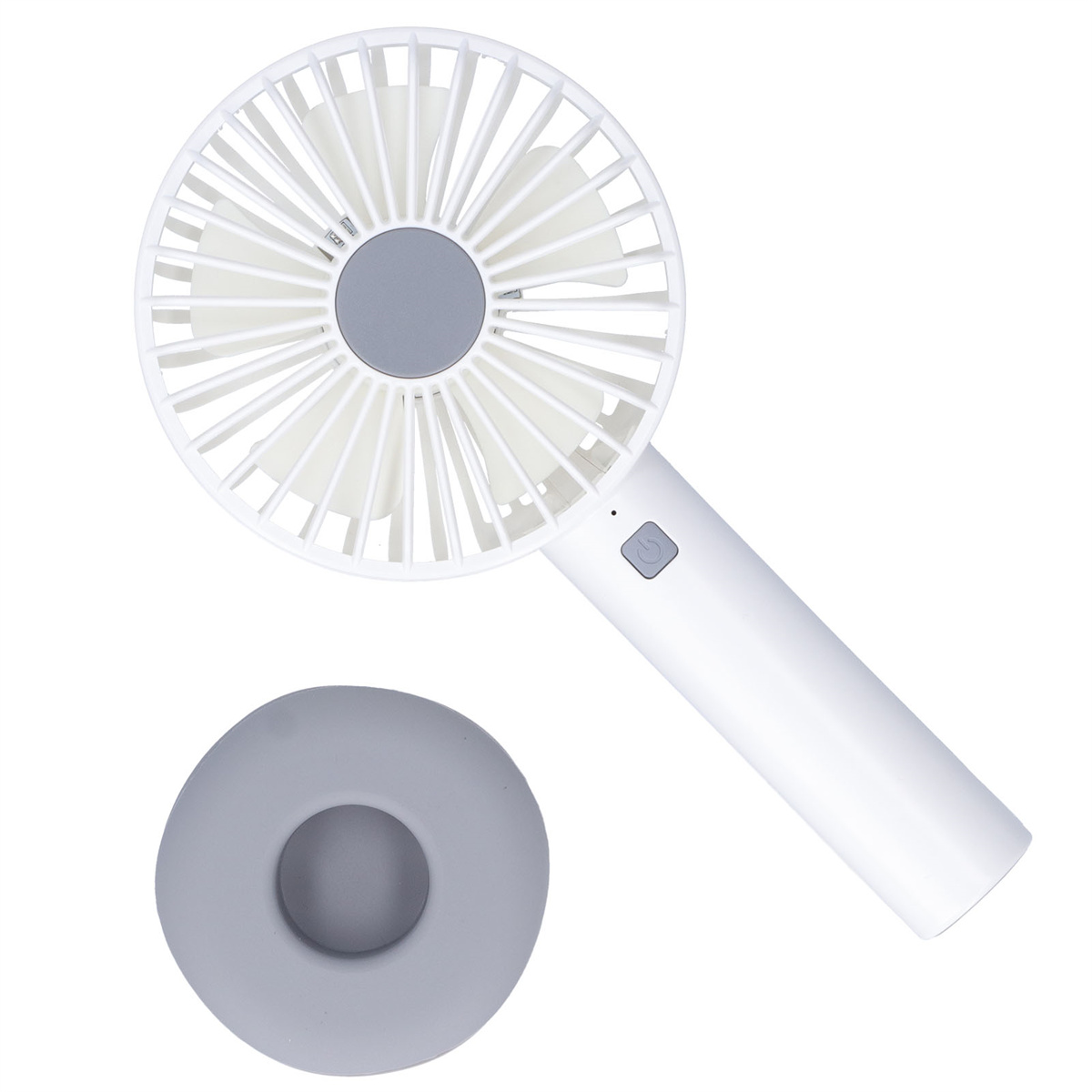 Weißer Handventilator mit grauem Sockel. Die Lüfterblätter sind sichtbar, ein Ein-/Ausschalter ist vorhanden.