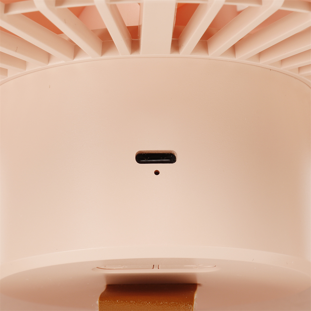 Nahaufnahme des Ventilatorgehäuses mit Ladeanschluss.
