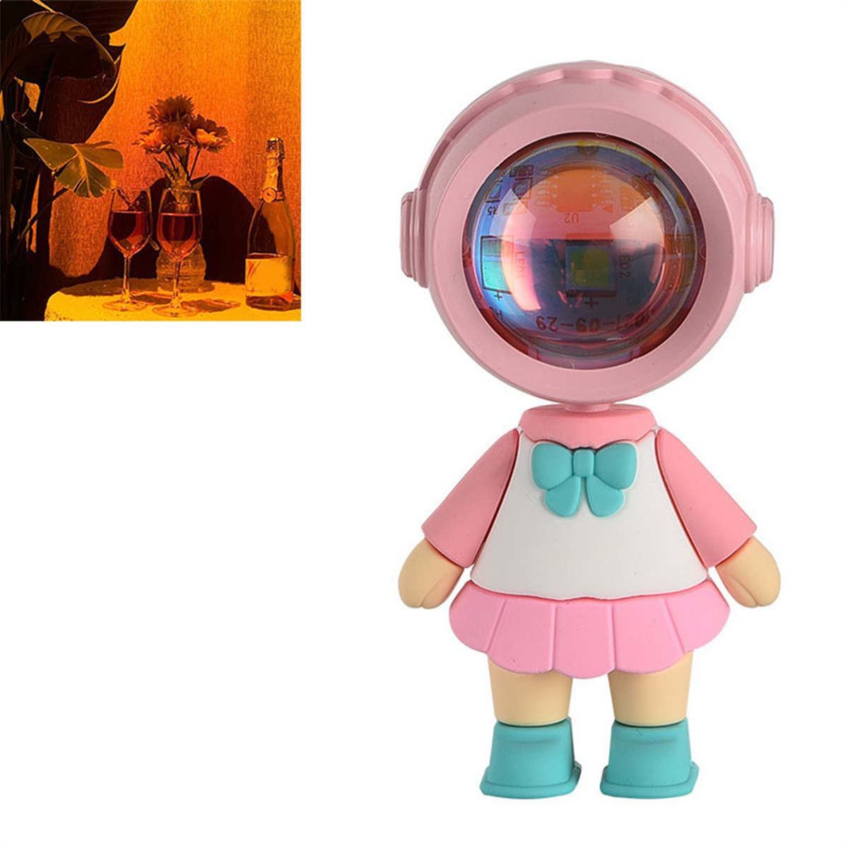 Ein rosa Spielzeug mit Cartoon-Gesicht und Raumeinstellung. Das Licht erzeugt eine künstlerische Szene.