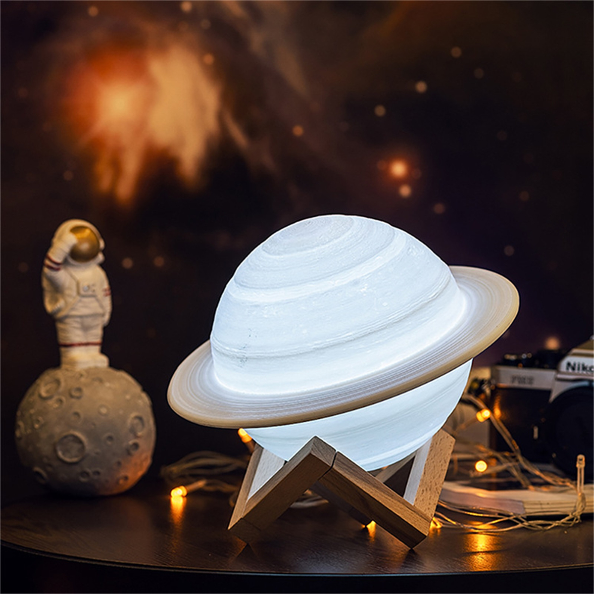 Saturnlampe mit Holzsockel. Astronautenfigur auf Mond.